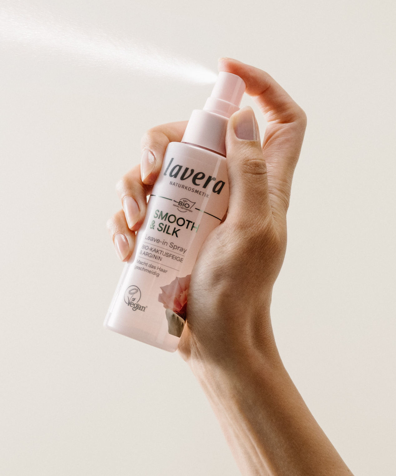 lavera Leave In Spray Smooth & Silk in der Anwendung