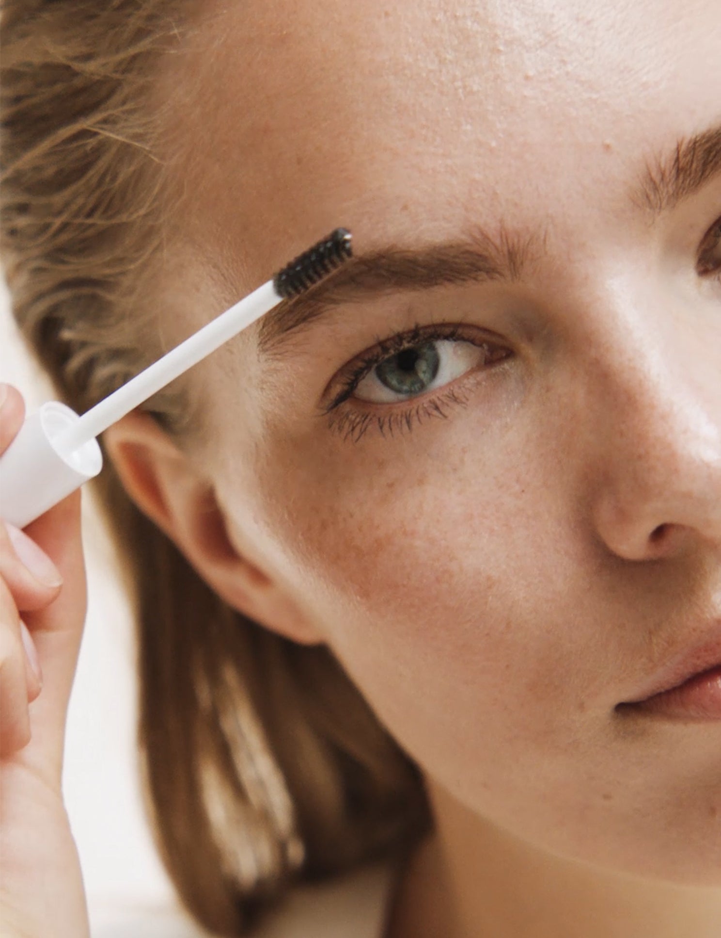 lavera Brow Control -Transparent 01- during application