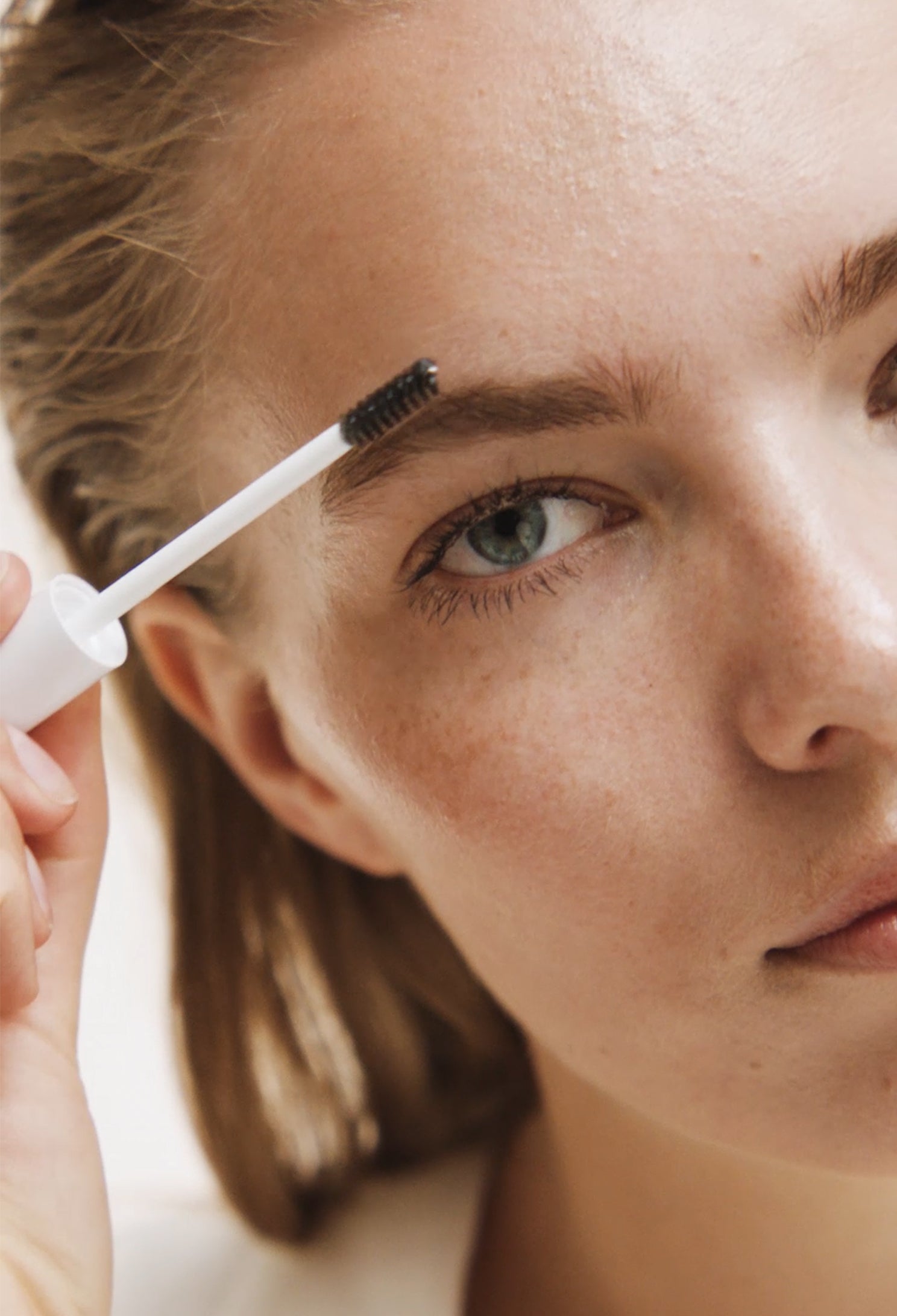 lavera Brow Control -Transparent 01- during application