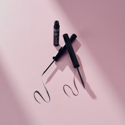 Lavera Liquid Eyeliner Produkt mit schwarzem Schwung auf rosa Fläche