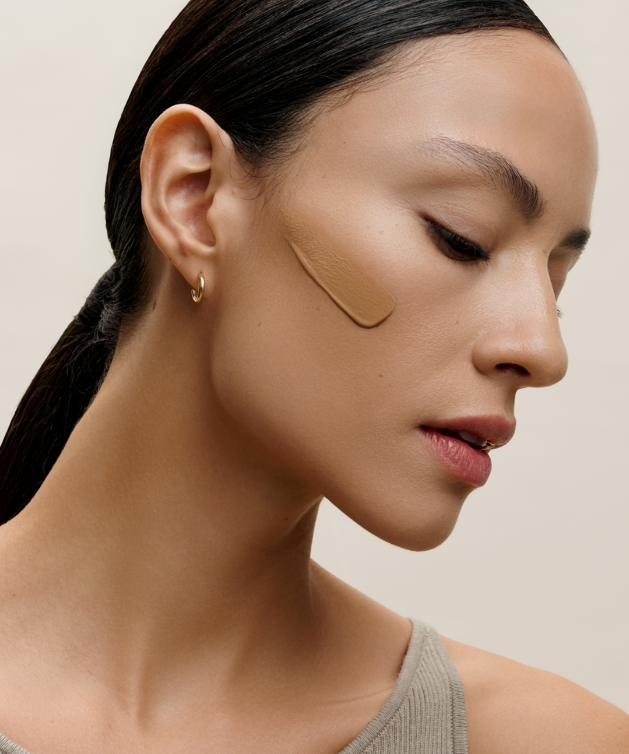 lavera Hyaluron Liquid Foundation -Golden Sand 07- during application