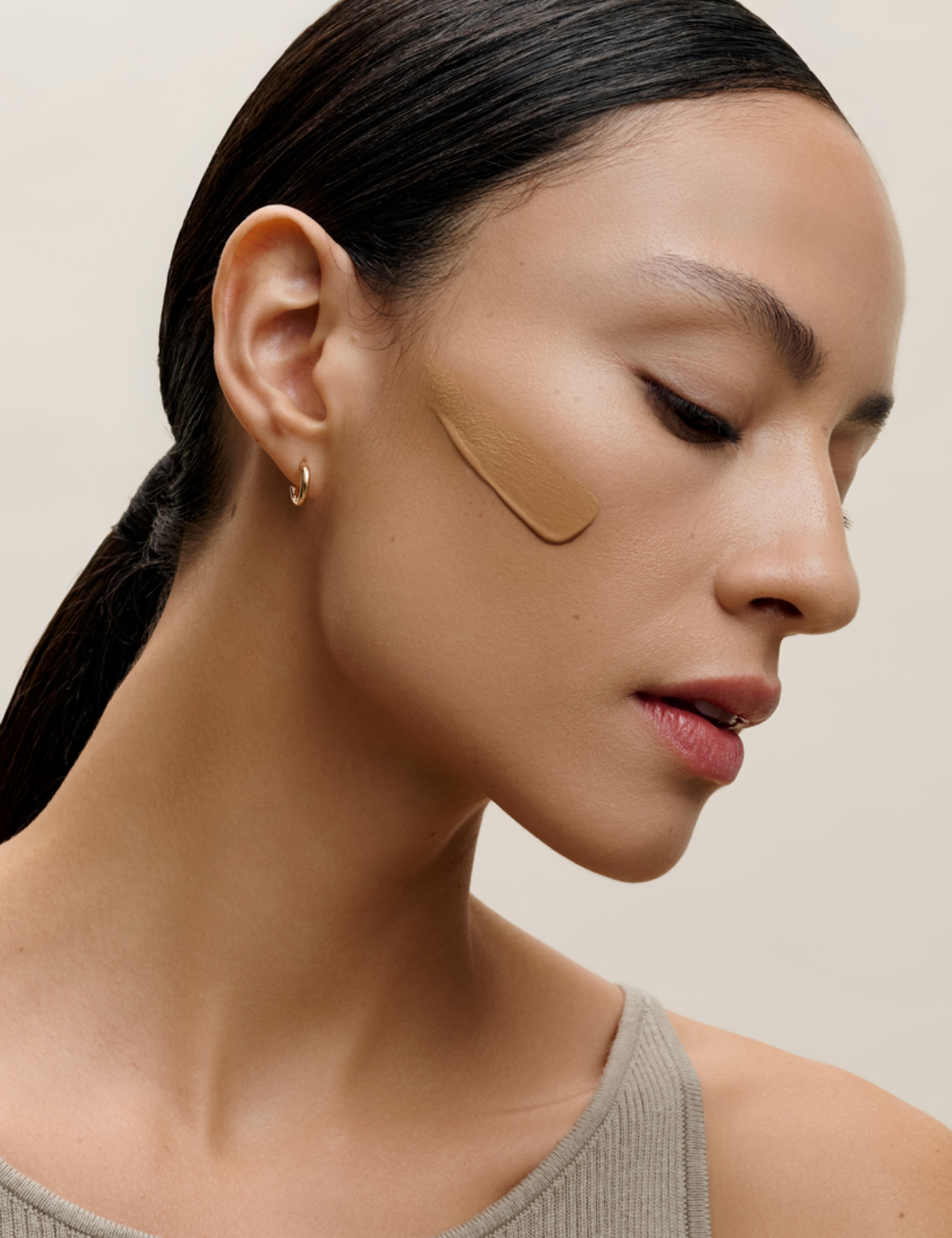 lavera Hyaluron Liquid Foundation -Golden Sand 07- in der Anwendung