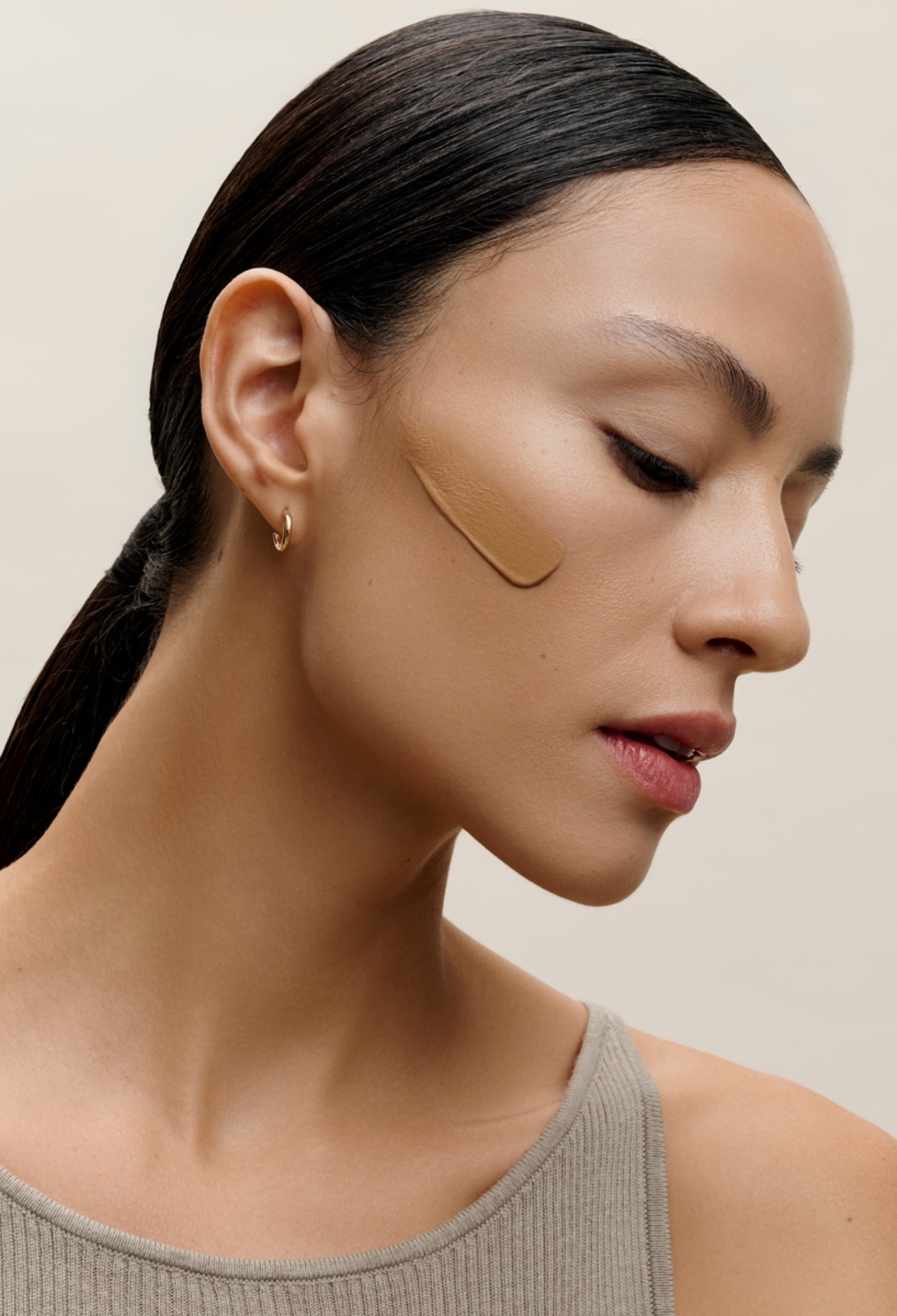 lavera Hyaluron Liquid Foundation -Golden Sand 07- in der Anwendung