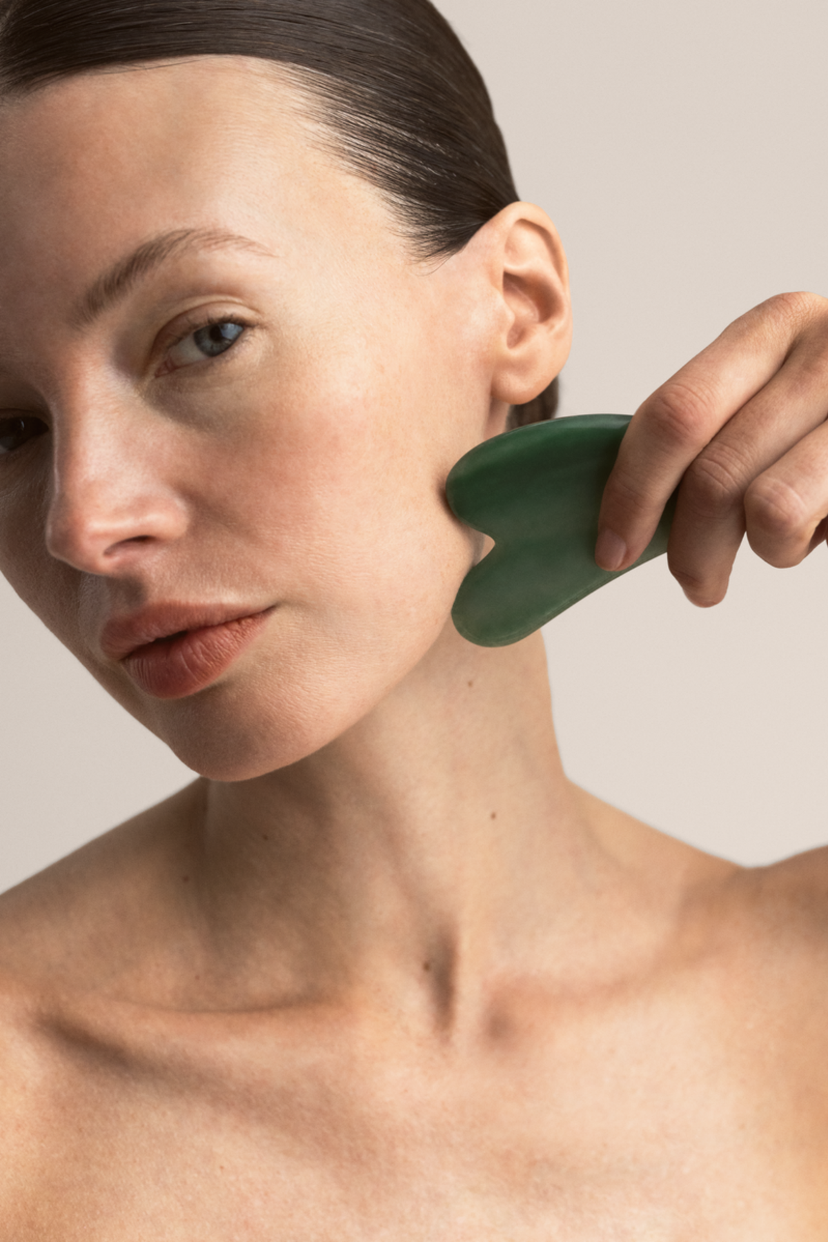 lavera Gua-Sha Gesichtsmassage Tool in der Anwendung