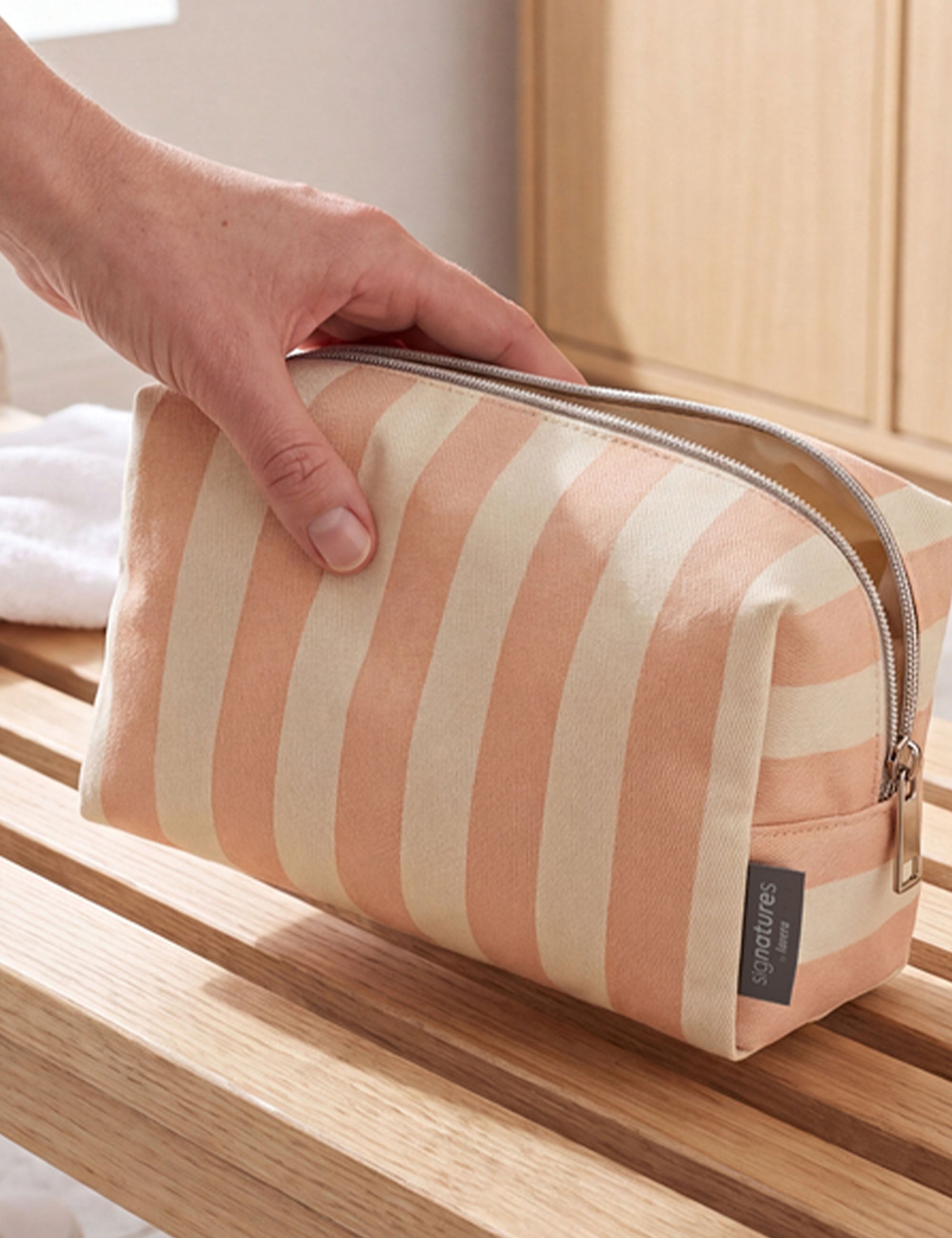 lavera Cosmetic Bag – Sunset Stripes during application