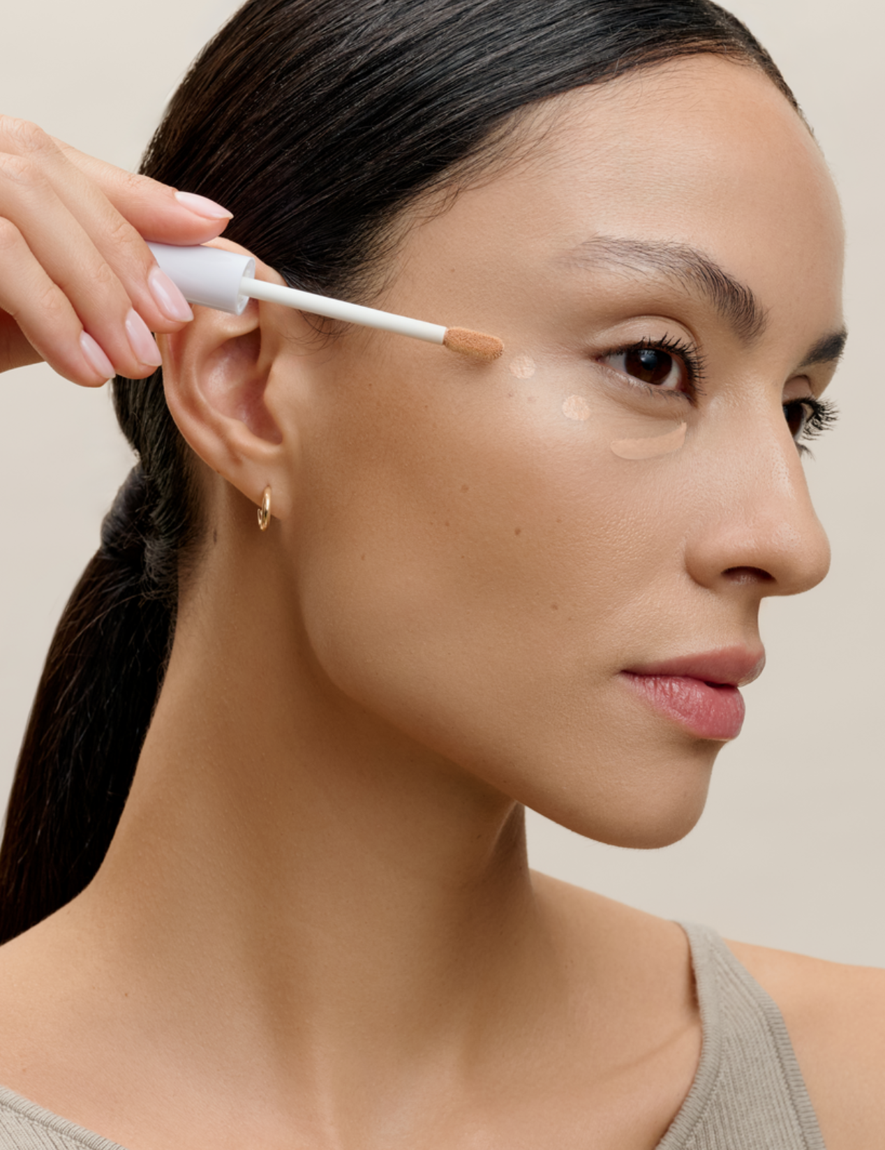 lavera Radiant Skin Concealer -Medium Sand 05- in der Anwendung