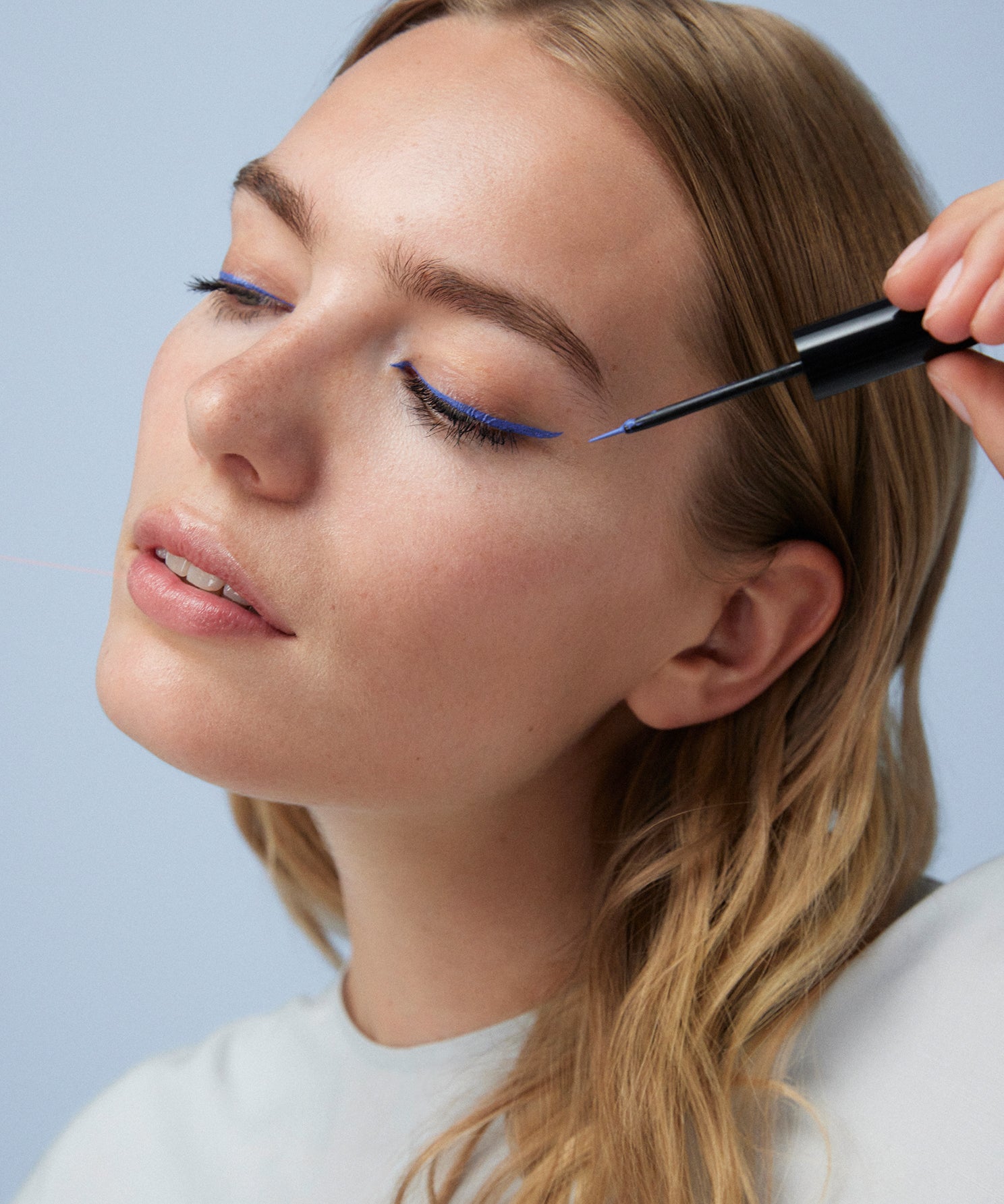 lavera Liquid Elements Eyeliner -Ocean Blue 02- during application