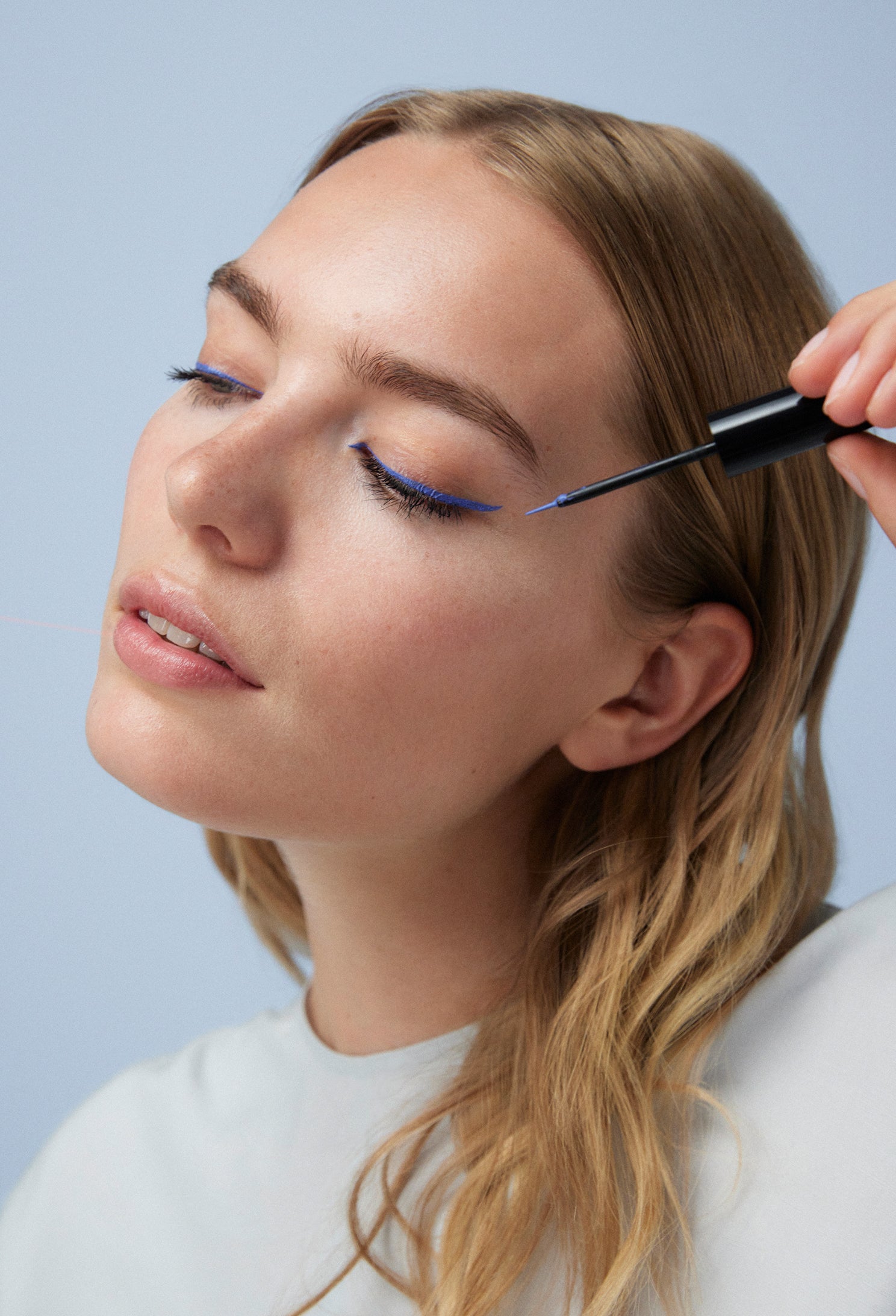 lavera Liquid Elements Eyeliner -Ocean Blue 02- during application