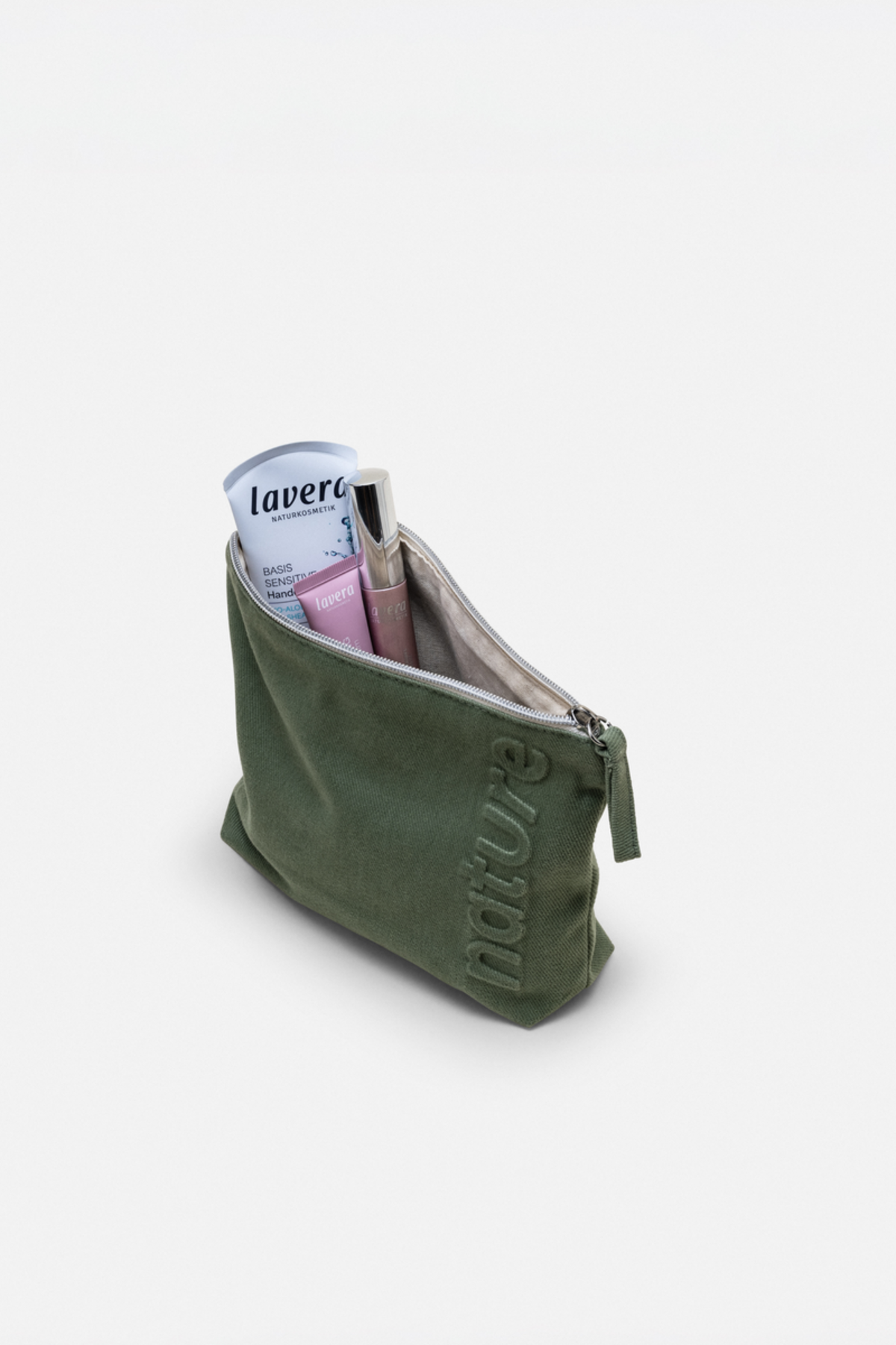 lavera Kosmetiktasche – Sage Green in der Anwendung