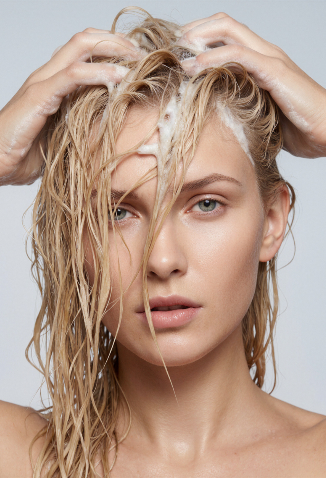 lavera Shampoo basis sensitive Hydrate & Care during application