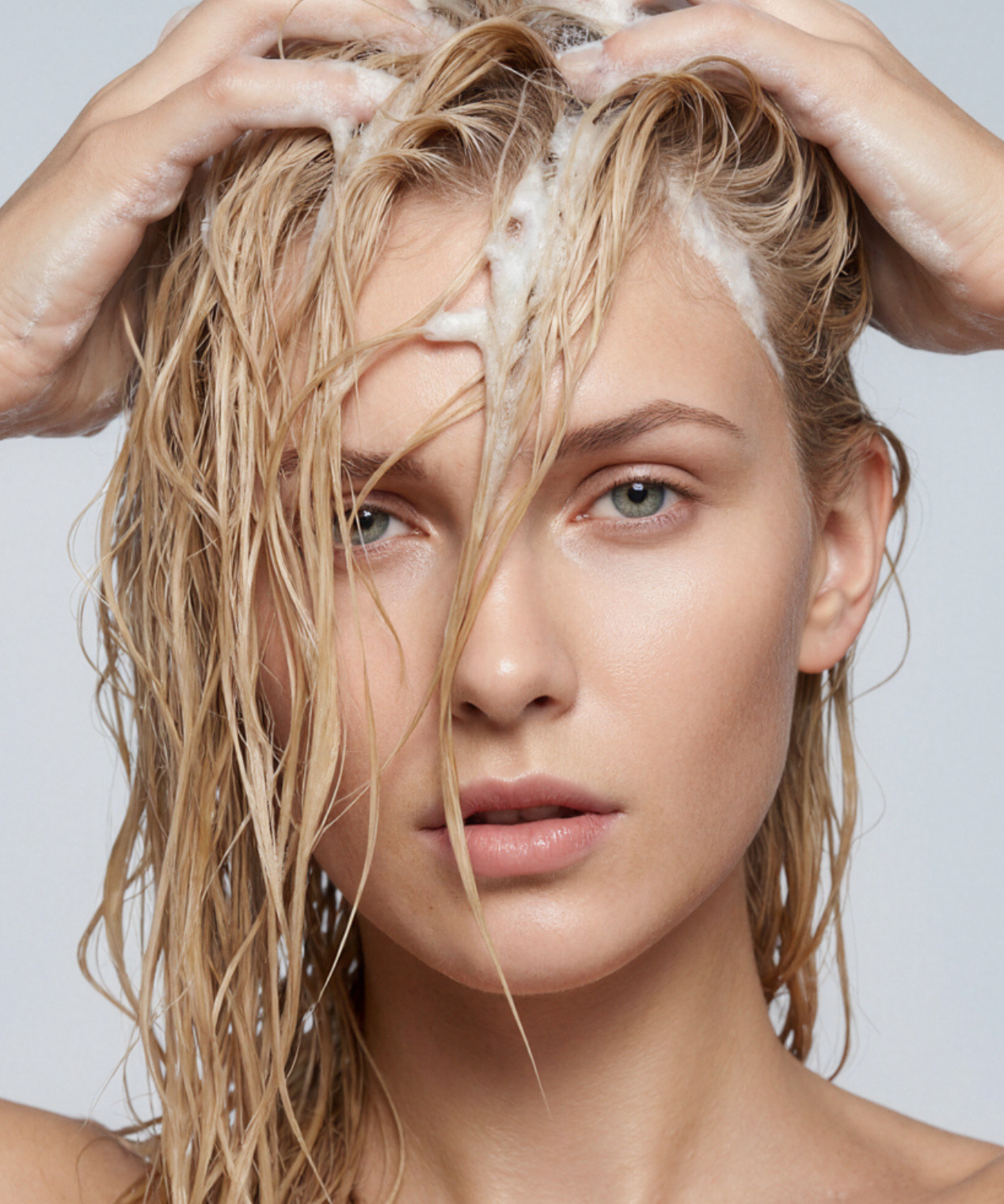 lavera Pflegeshampoo basis sensitive Hydrate & Care in der Anwendung (AI-generated image)