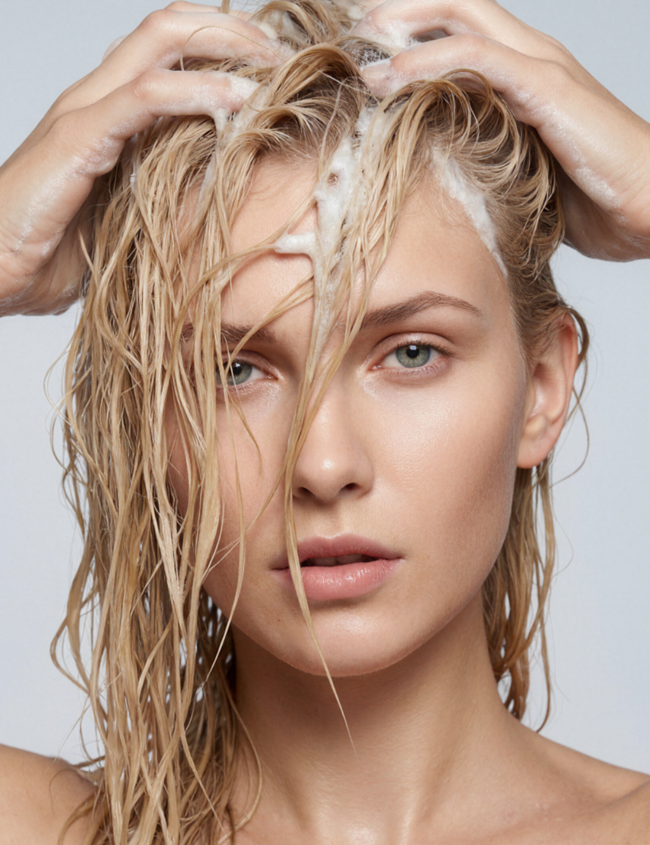 lavera Shampoo basis sensitive Hydrate & Care during application
