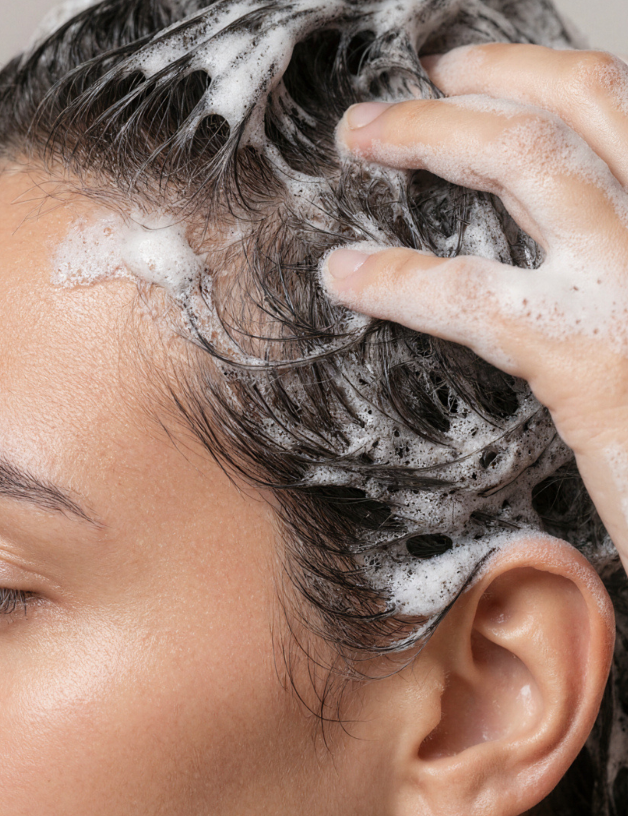 lavera Pflegeshampoo Volume & Lift in der Anwendung (AI-generated image)