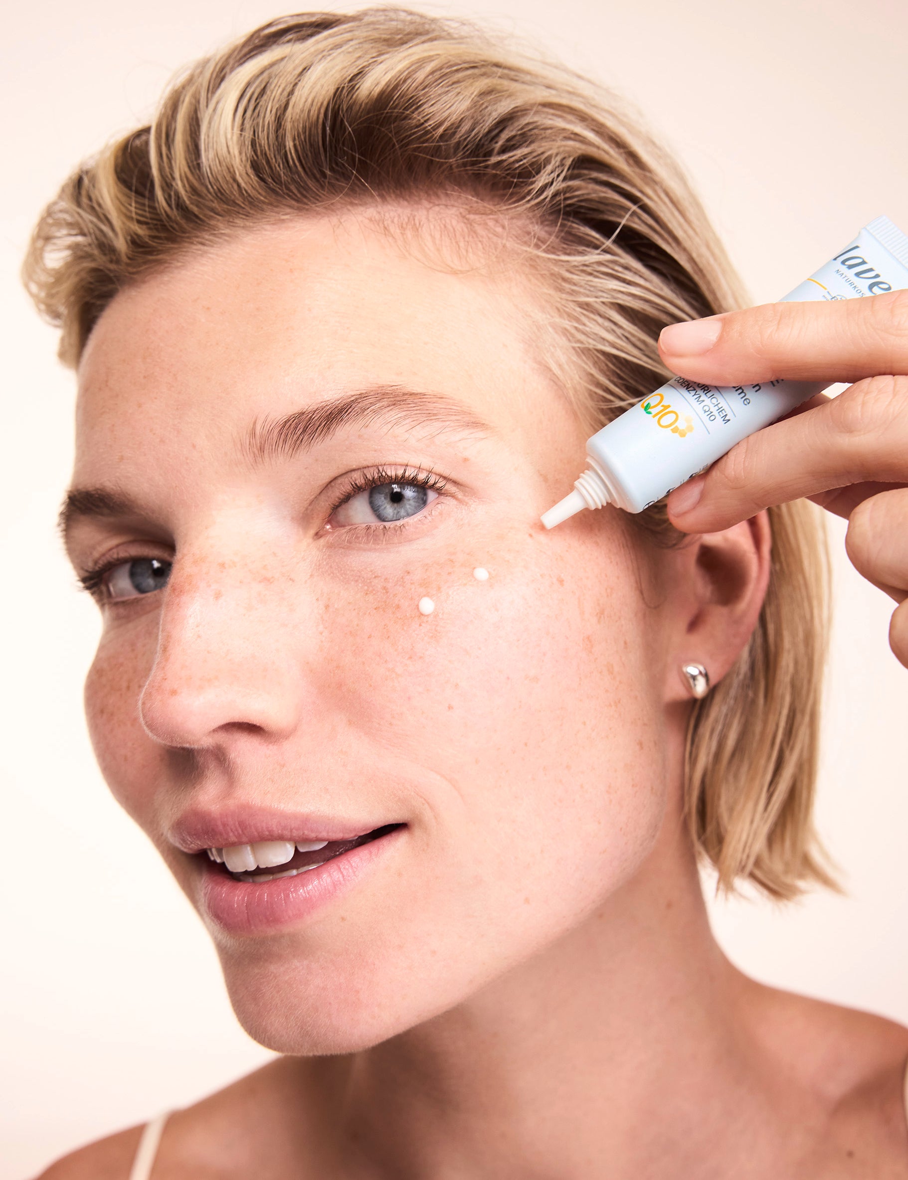 lavera basis sensitive Anti-Ageing Eye Cream Q10 during application