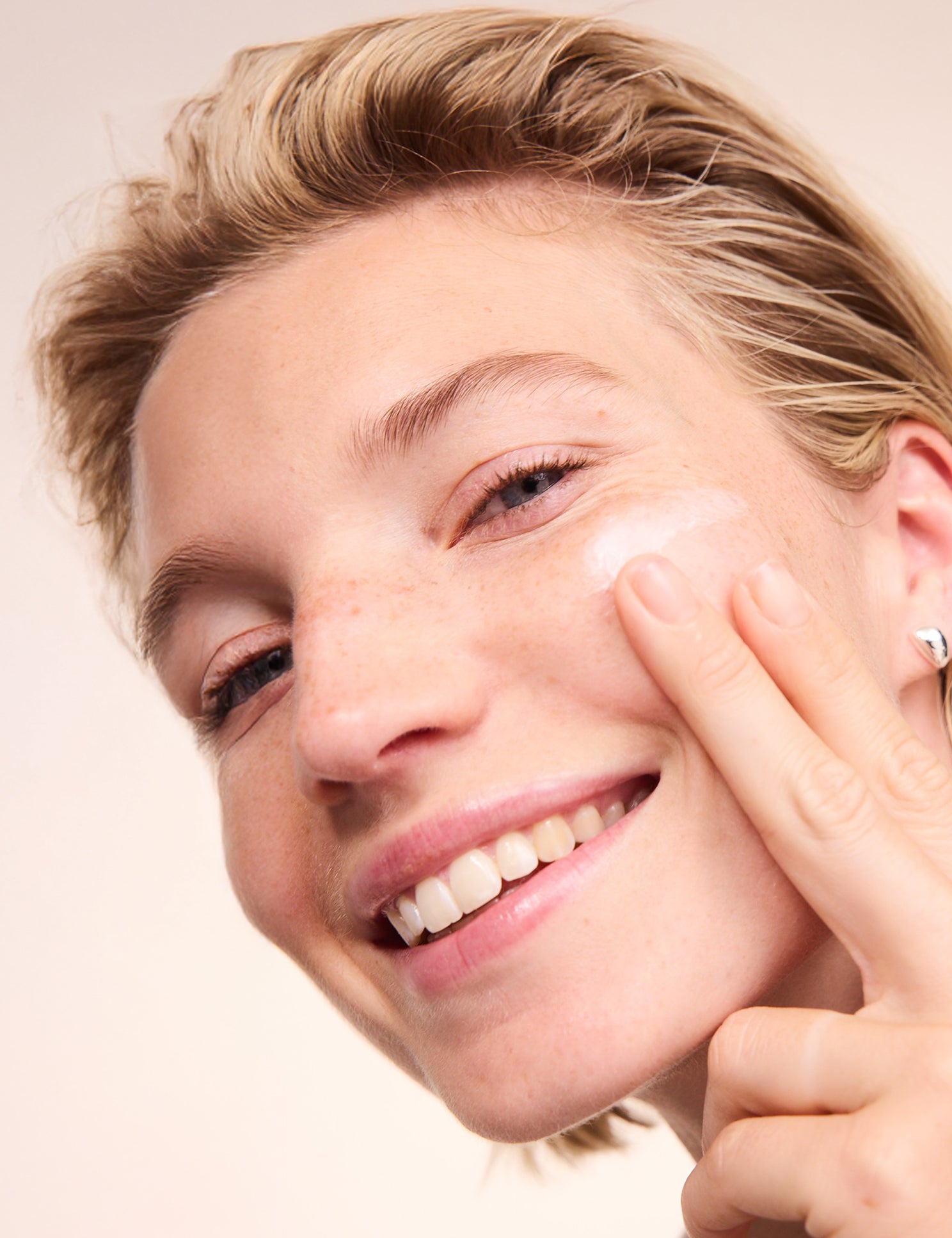 lavera basis sensitive Moisturising Cream Nourishing during application