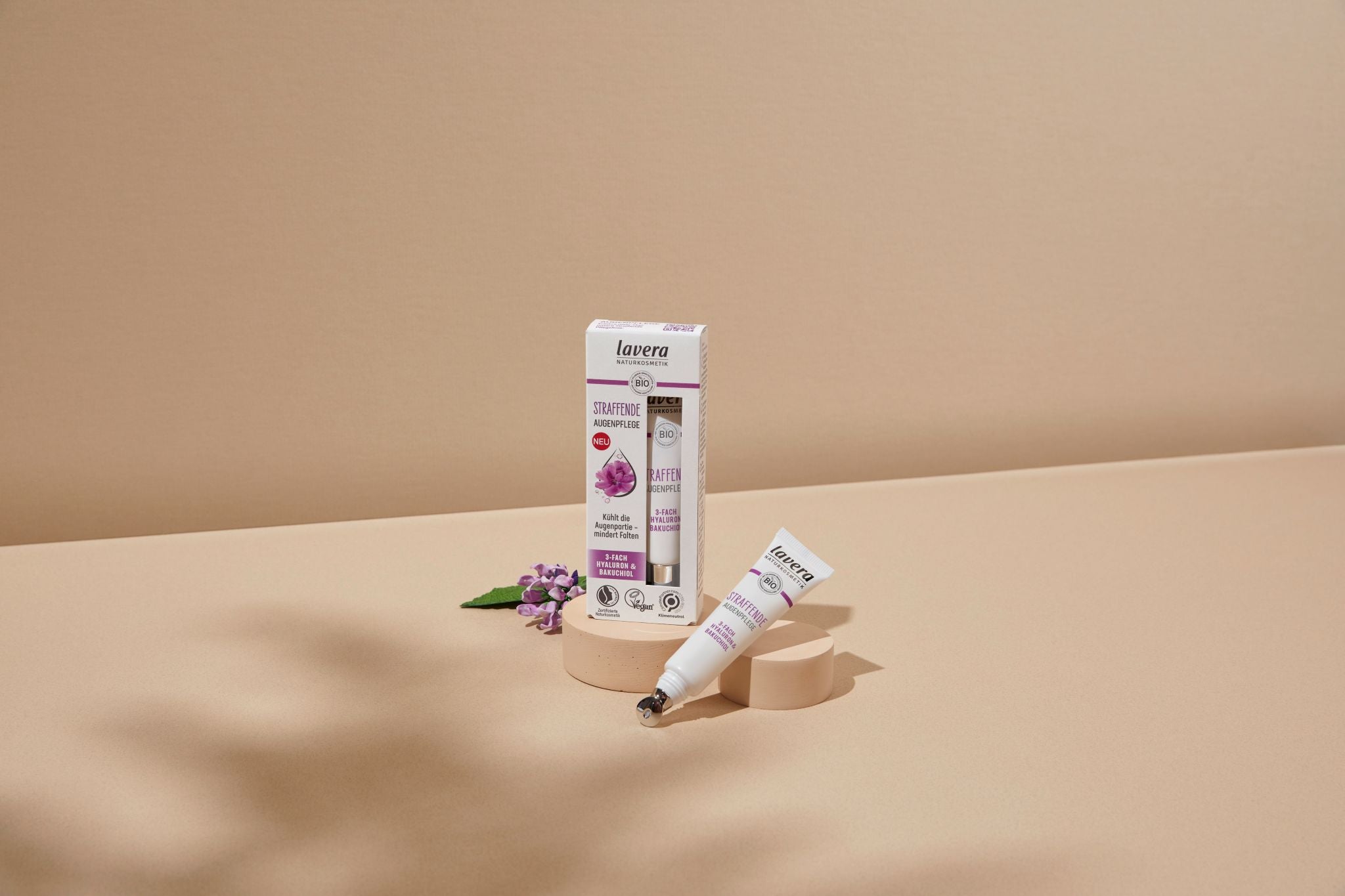 lavera anti-aging Augencreme auf dem hellen Hintergrund