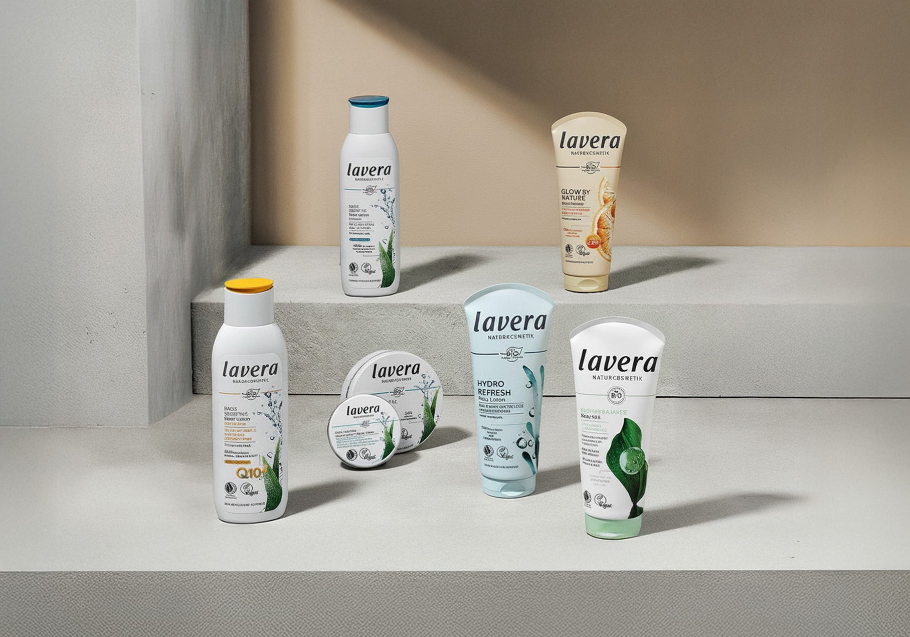 Body Lotion Range voreinander vor grau-beschem Hintergrund