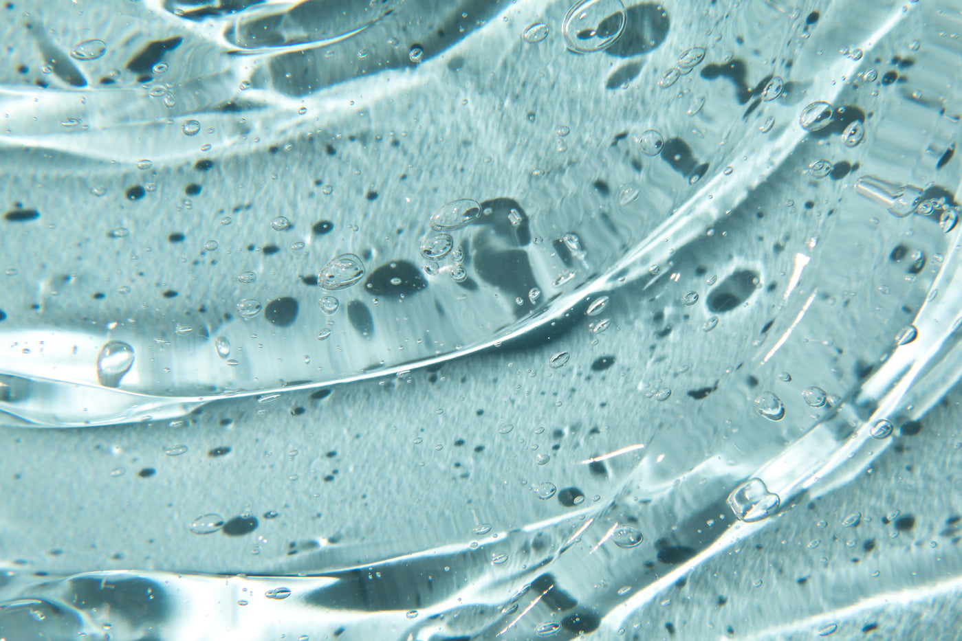 Gelartige Textur von Hyaluronsäurev or blauem Hintergrund
