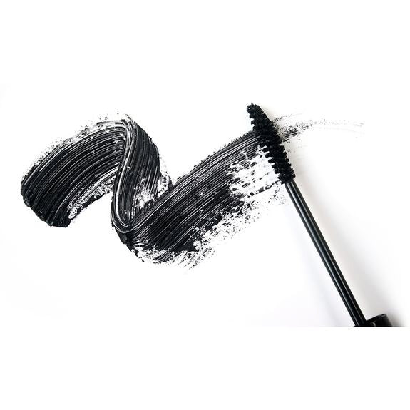 Mascarabürste mit schwarzem Farbschwung auf weißem Hintergrund