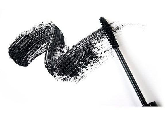 Schwarzer Mascara-Pinsel mit kräftigem Farbauftrag