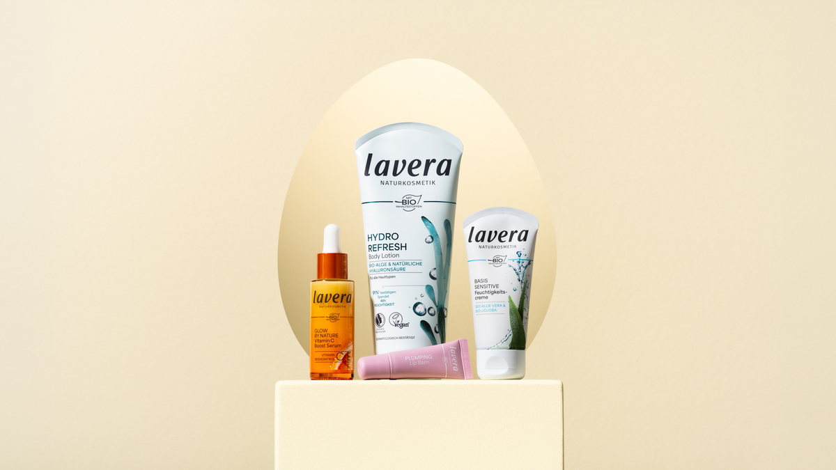 lavera Produkte auf einem Sockel vor einem Osterei