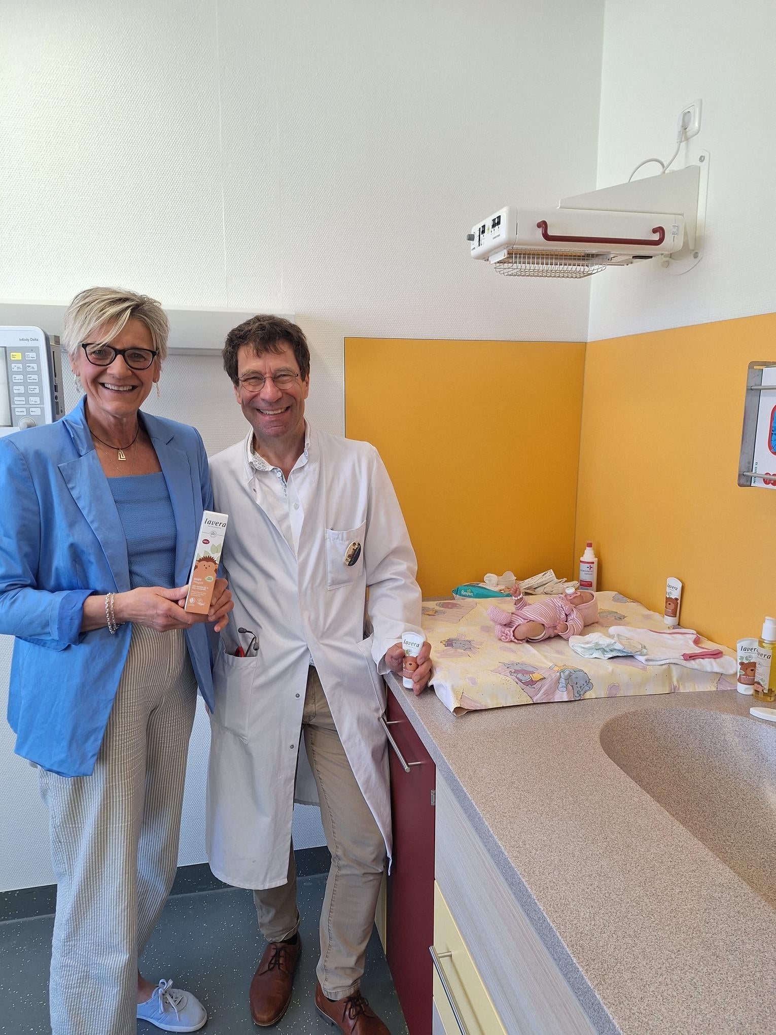 Prof. Erdlenbruch und Sabine Kästner mit Baby & Kind Produkt