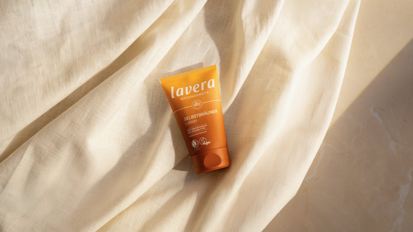 Lavera Selbstbräuner Lotion auf einem beschen Tuch