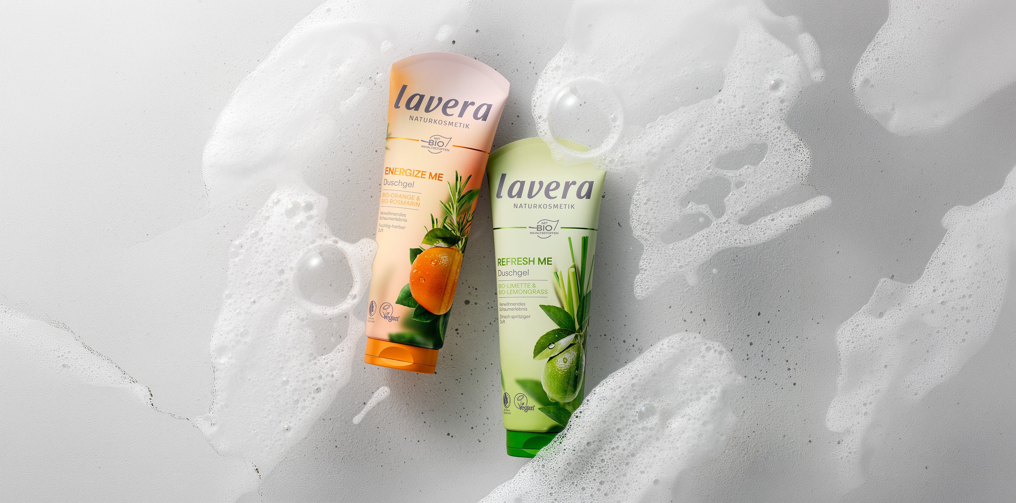 Refresh me und Energize me Duschgel vor schaumingem Hintergrund