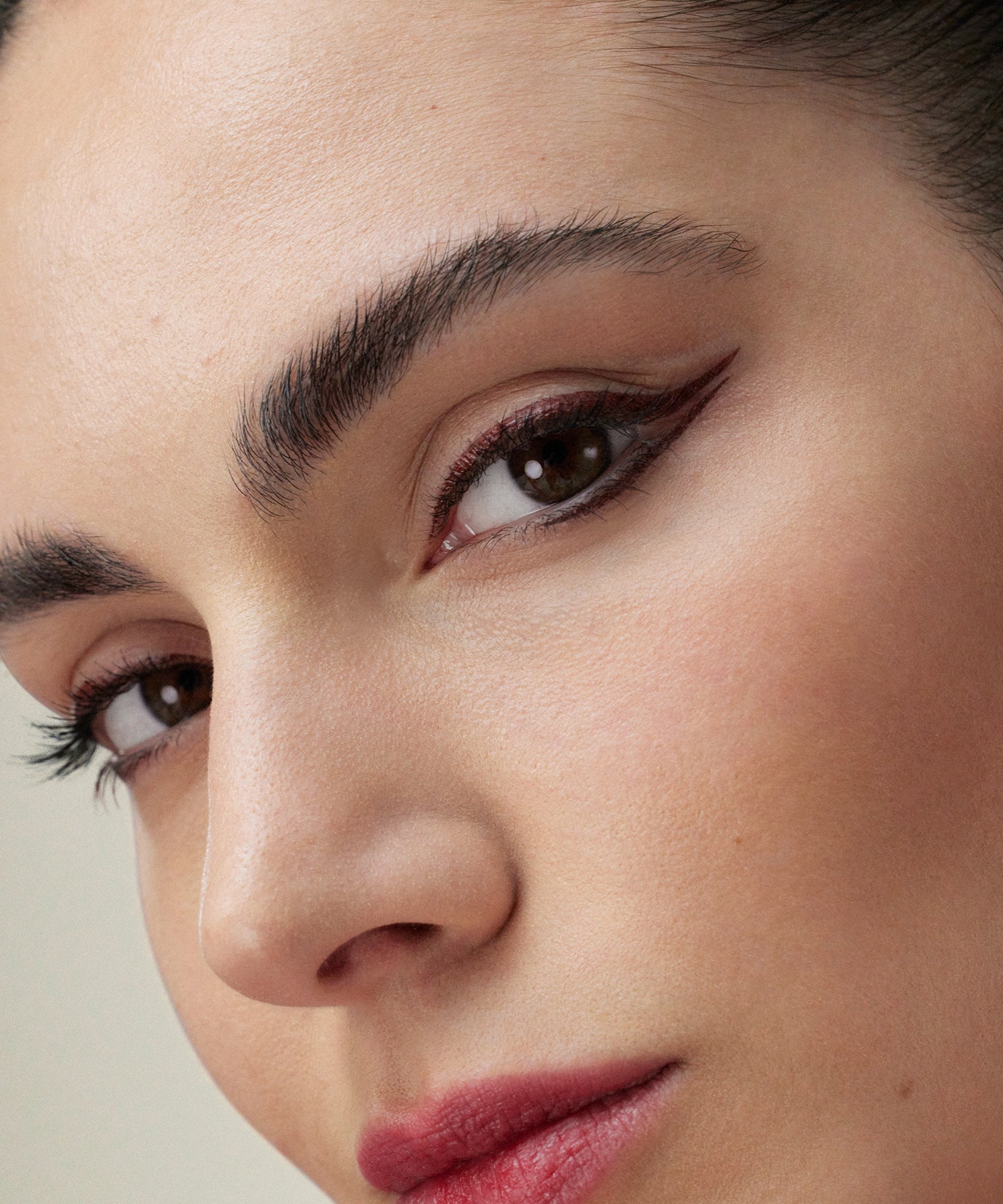lavera Liquid Elements Eyeliner -Fire Red 01- during application