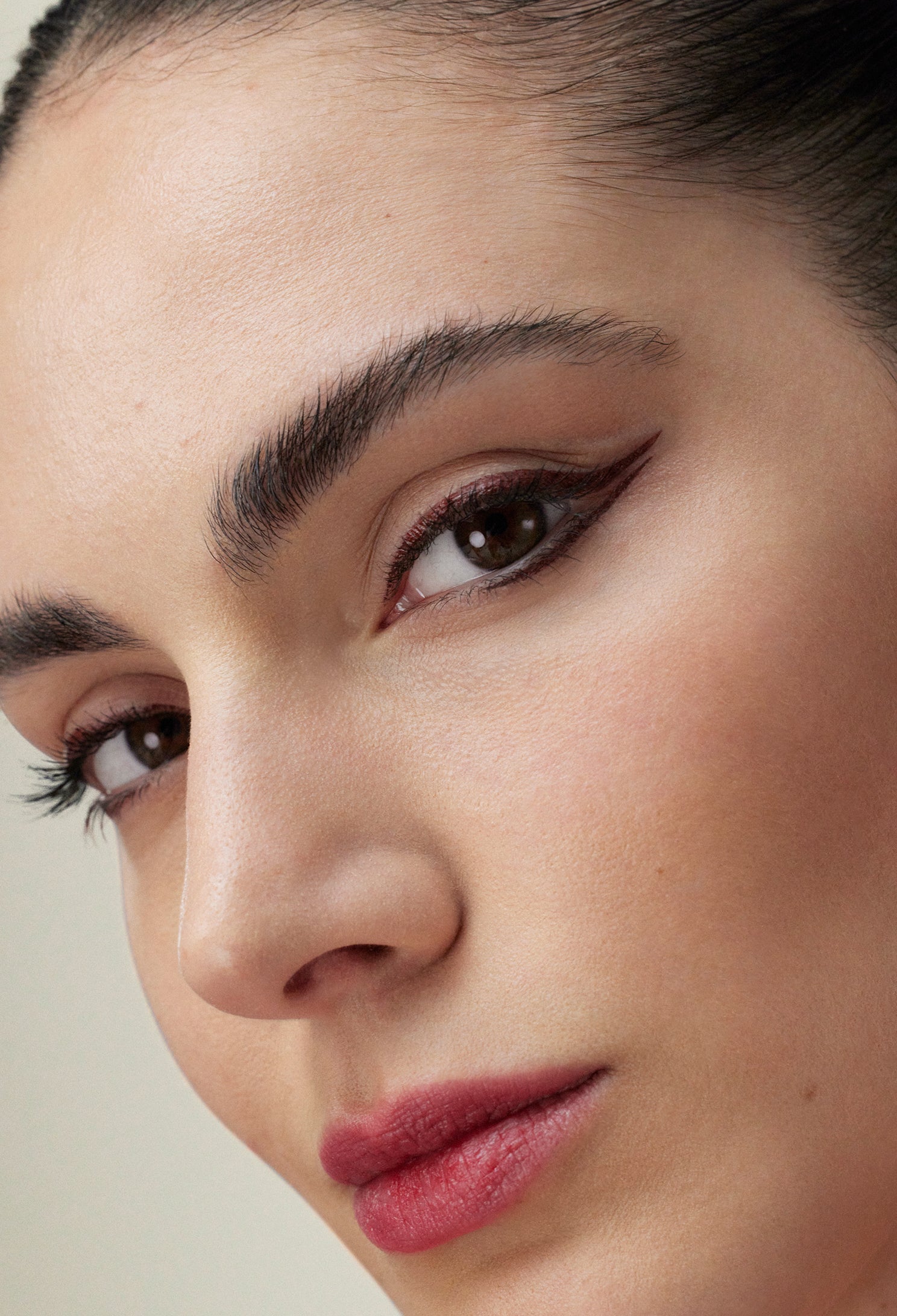 lavera Liquid Elements Eyeliner -Fire Red 01- during application