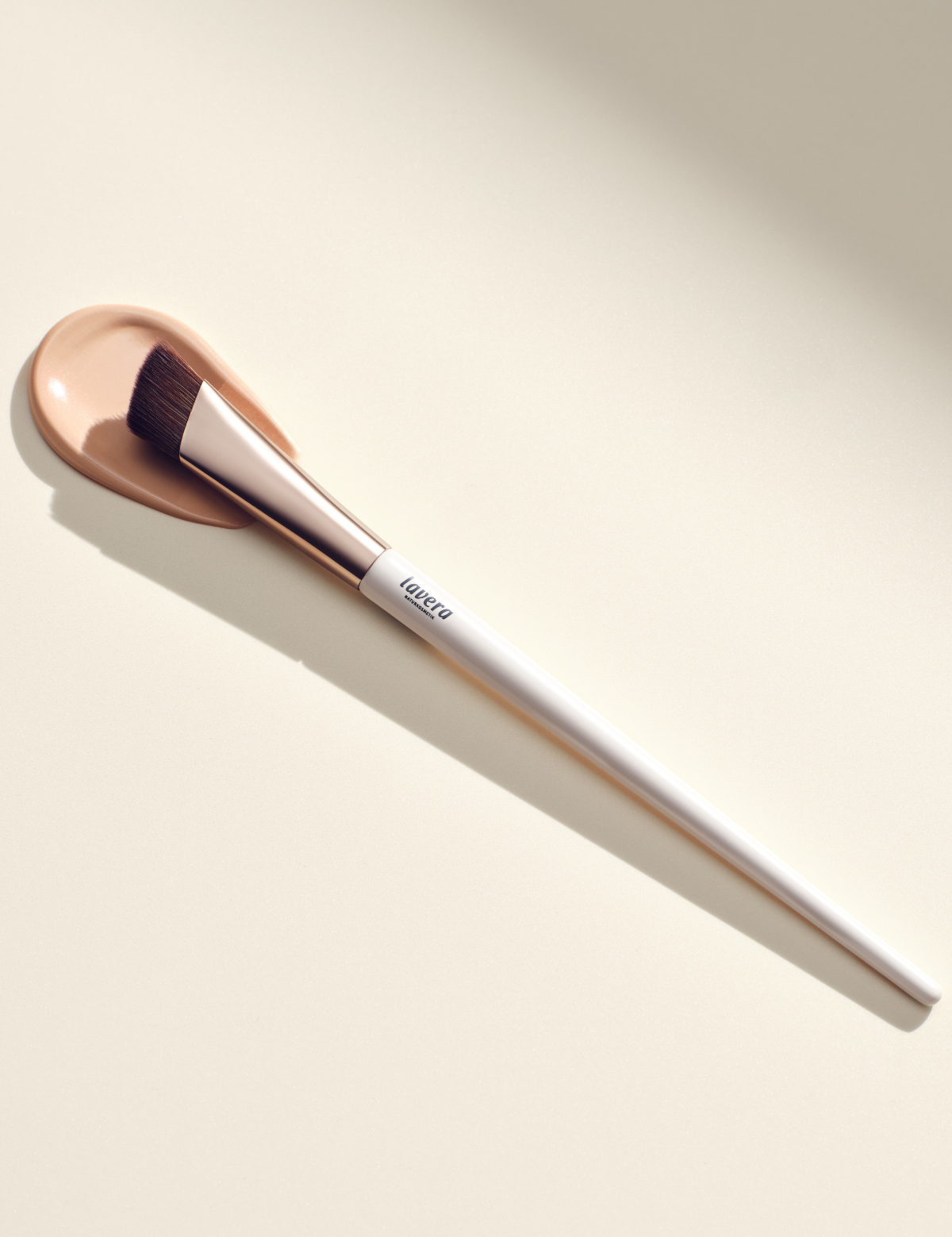lavera Dream Blend Concealer Brush in der Anwendung