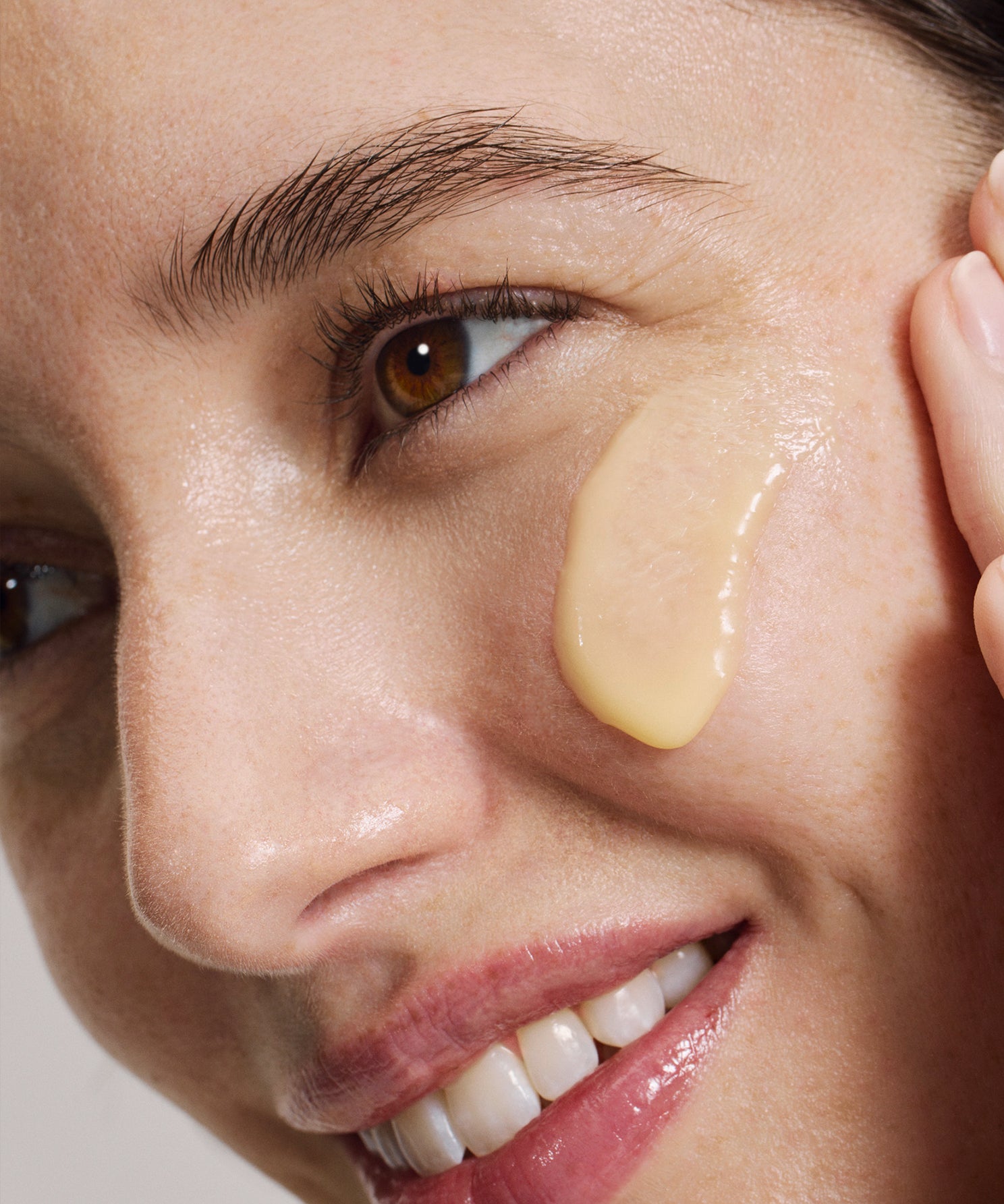 lavera Glow by Nature Vitamin C 3in1 Cream during application