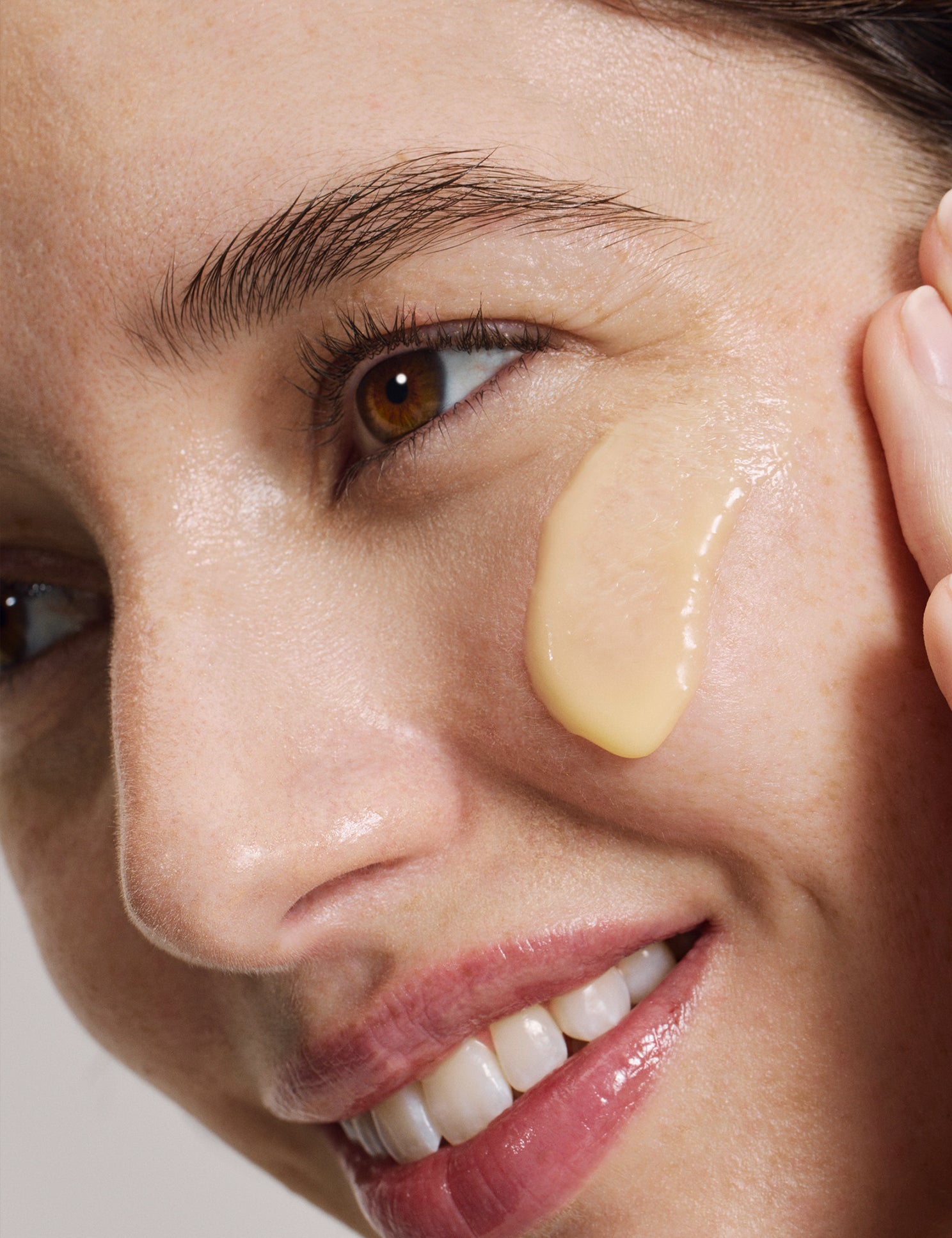 lavera Glow by Nature Vitamin C 3in1 Cream during application