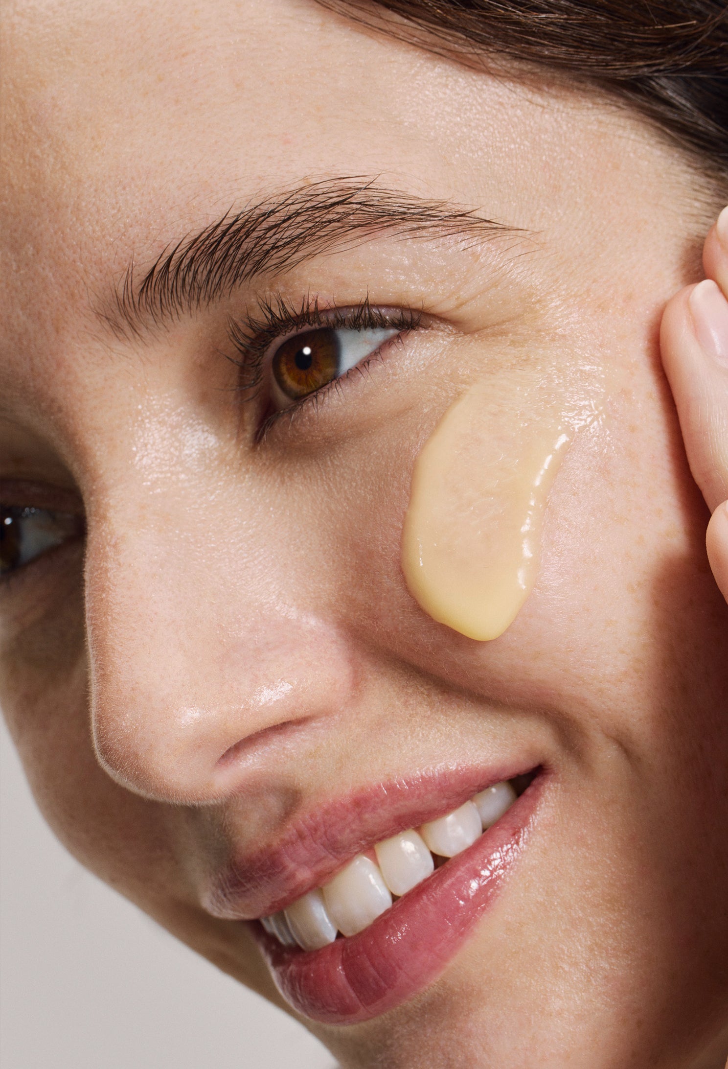 lavera Glow by Nature Vitamin C 3in1 Cream during application