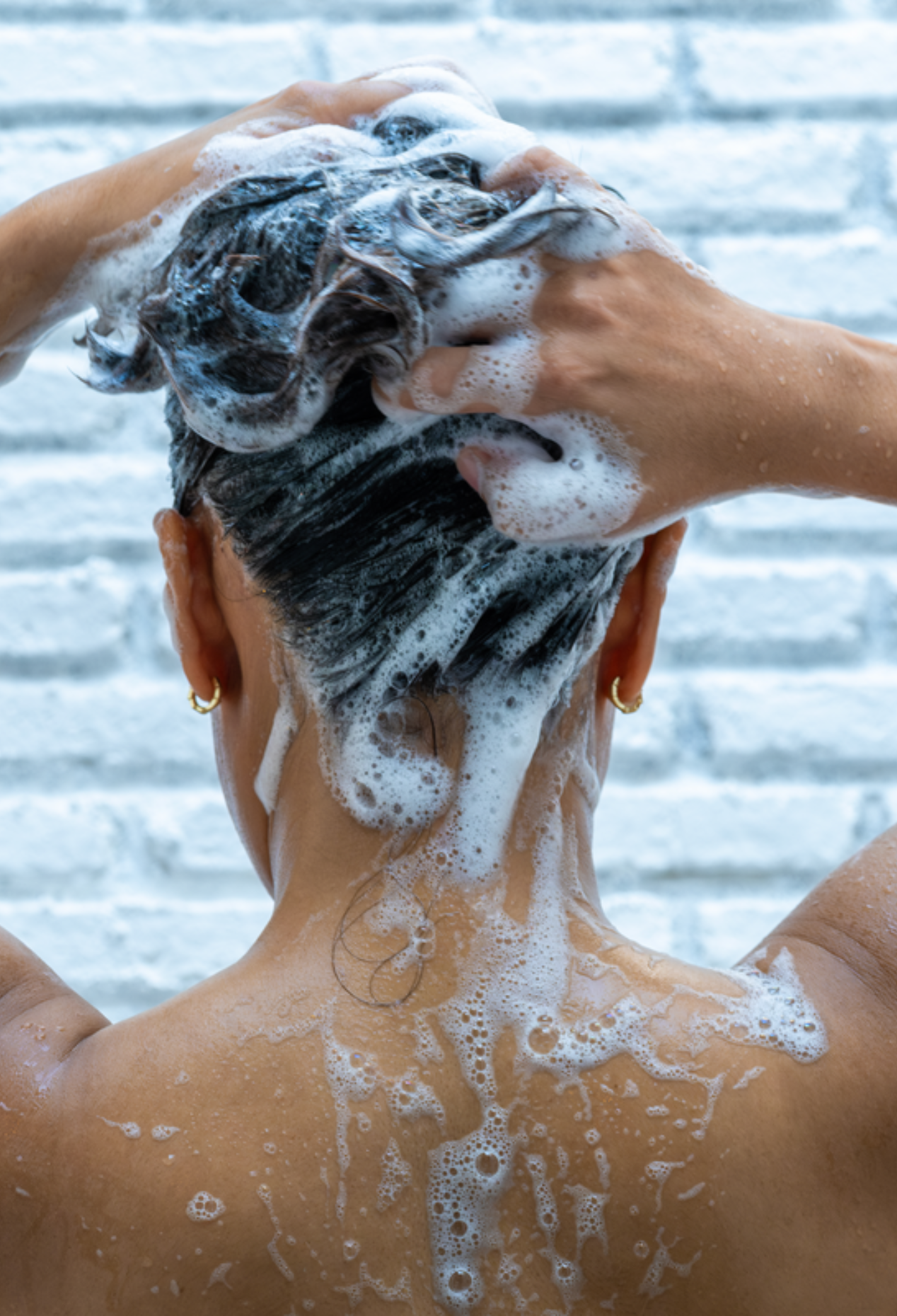 lavera Shampoo basis sensitive Hydrate & Care during application