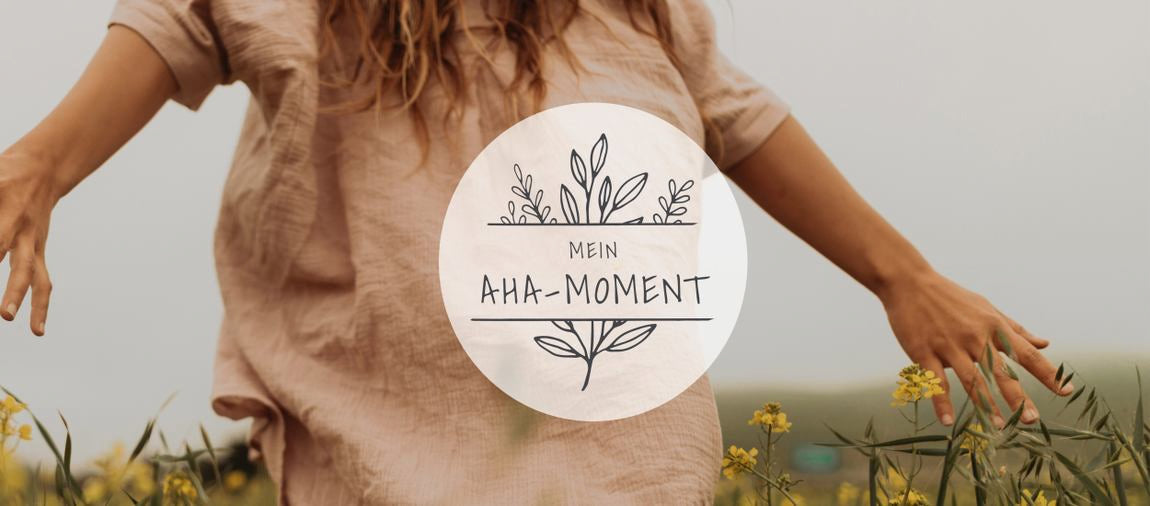 Frau läuft durch ein Feld, Schriftzug „Mein Aha-Moment“ im Kreis