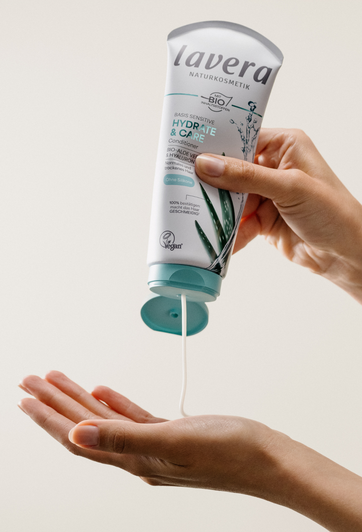lavera Conditioner basis sensitive Hydrate & Care during application