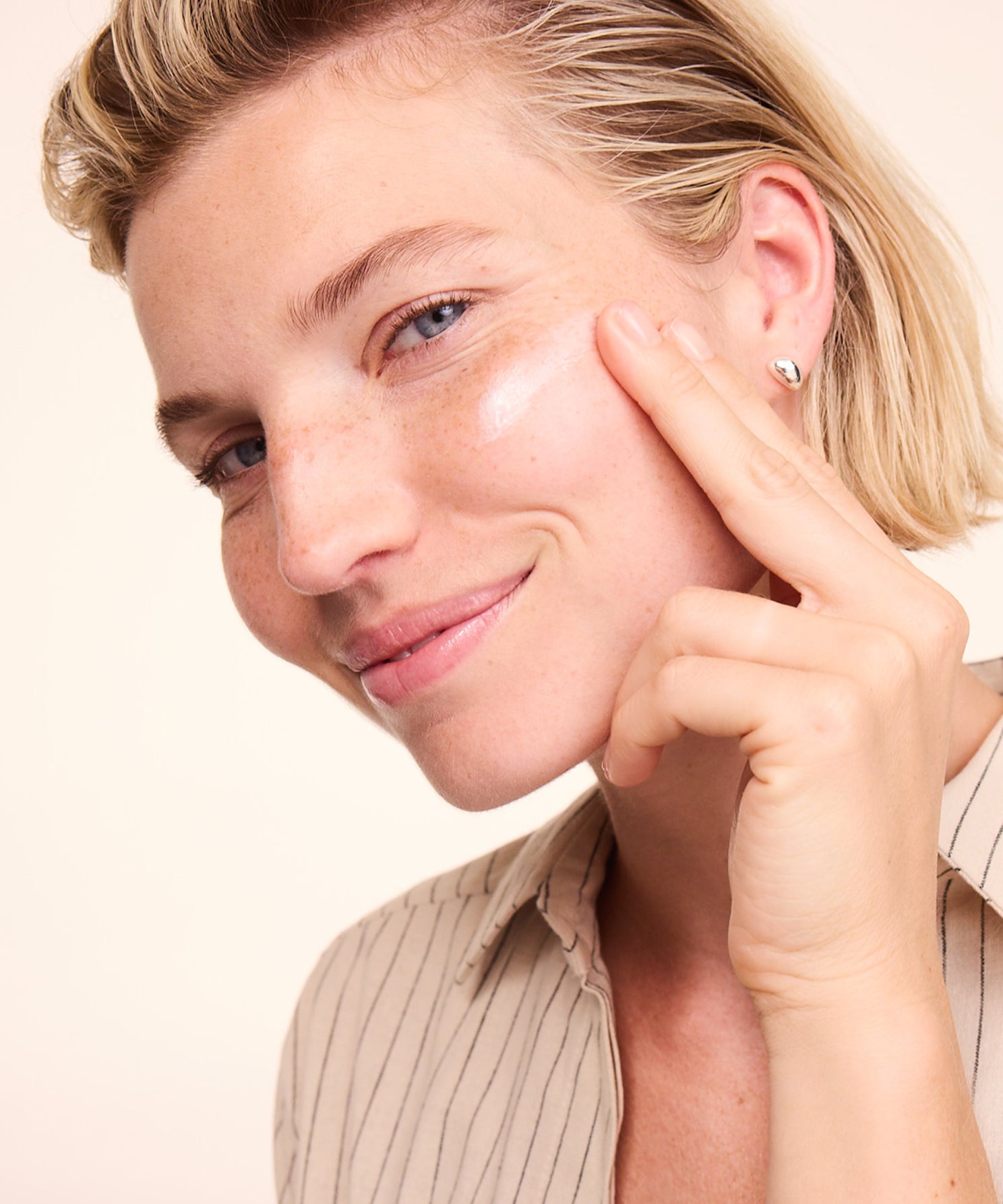 lavera basis sensitive Anti-Ageing Moisturising Cream during application