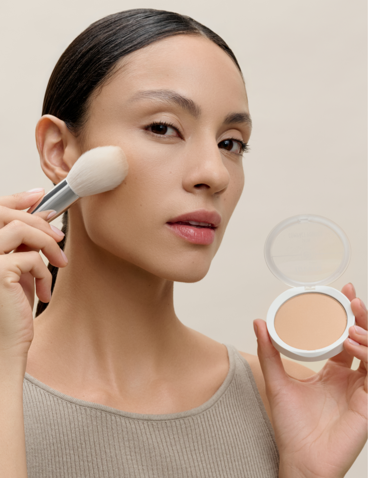 lavera Satin Compact Powder -Medium Sand 04- during application