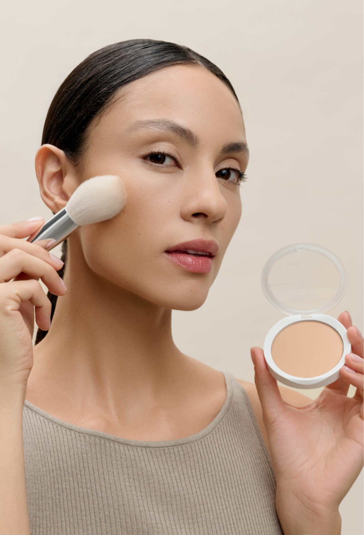 lavera Satin Compact Powder -Medium Sand 04- during application