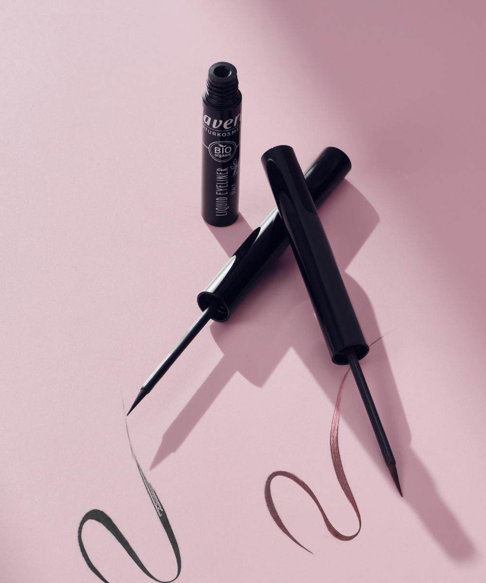 lavera Liquid Eyeliner -Brown 02- during application
