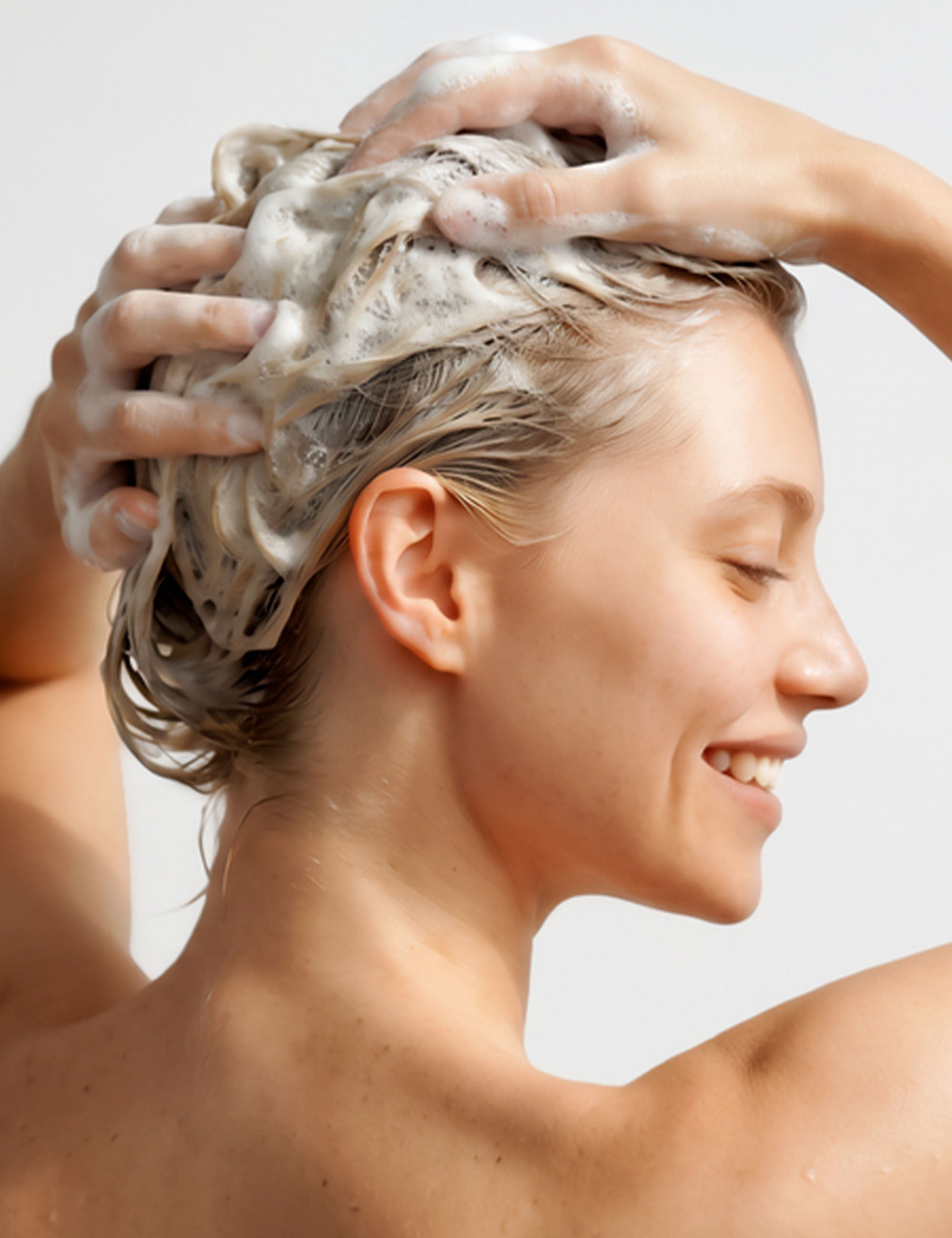 lavera Pflegeshampoo Repair & Protect in der Anwendung (AI-generated)