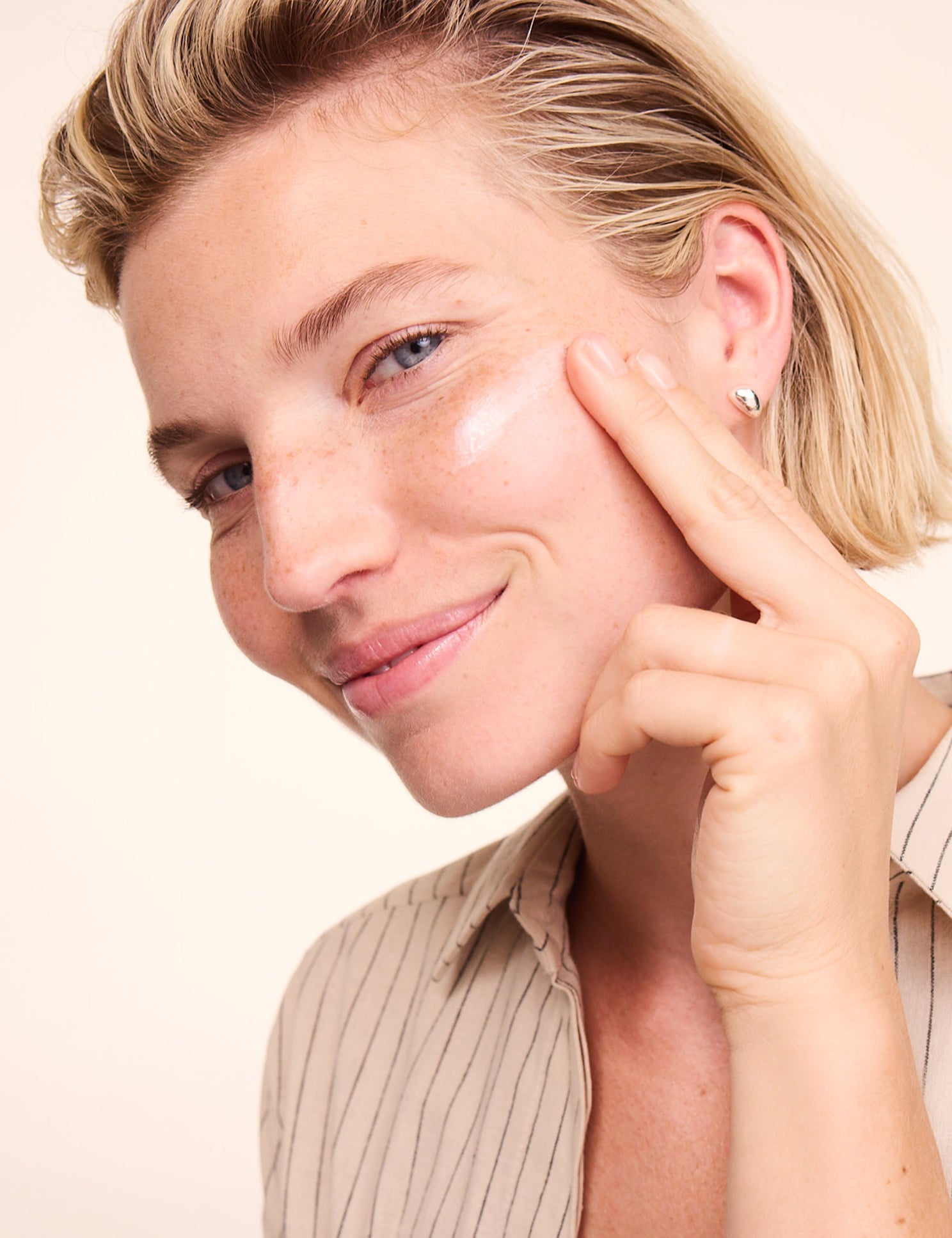 lavera basis sensitive Moisturising Cream during application