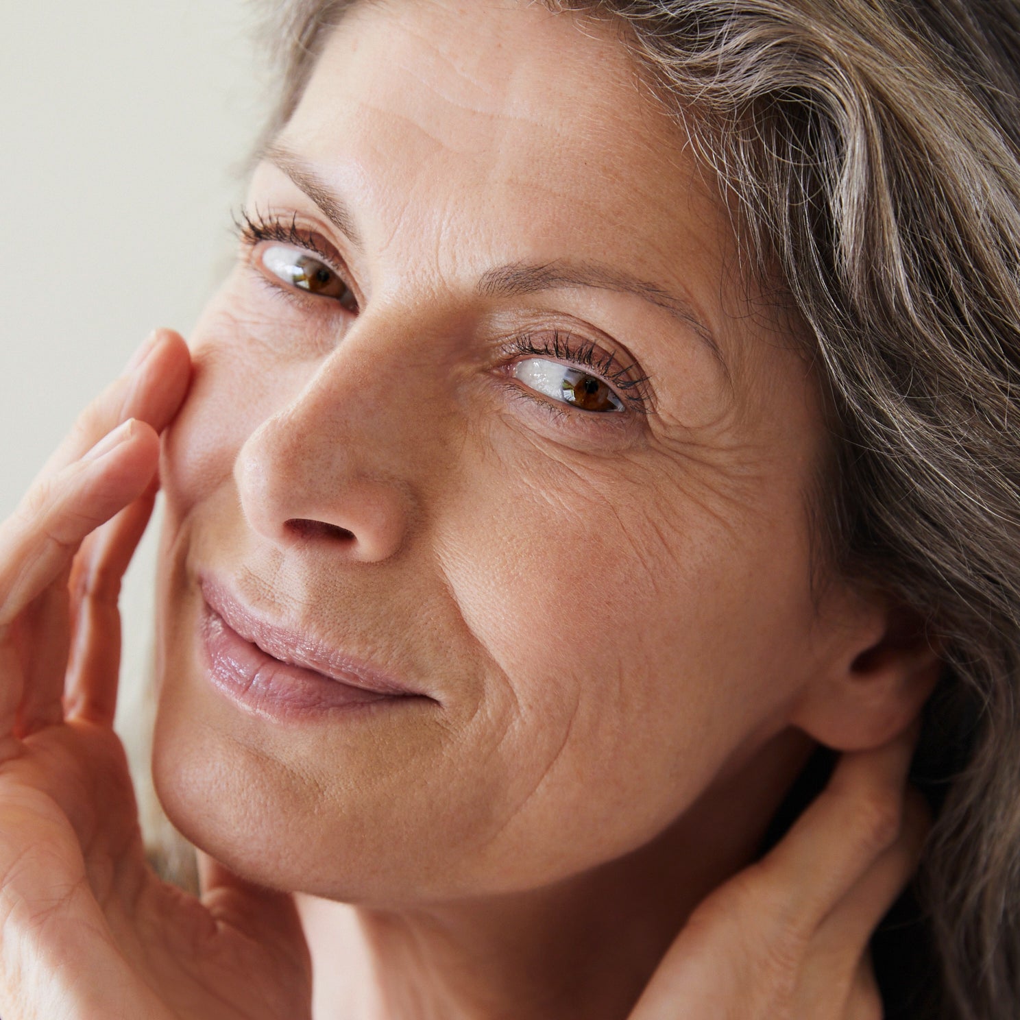 lavera MY AGE Augen- & Lippenkonturcreme during application