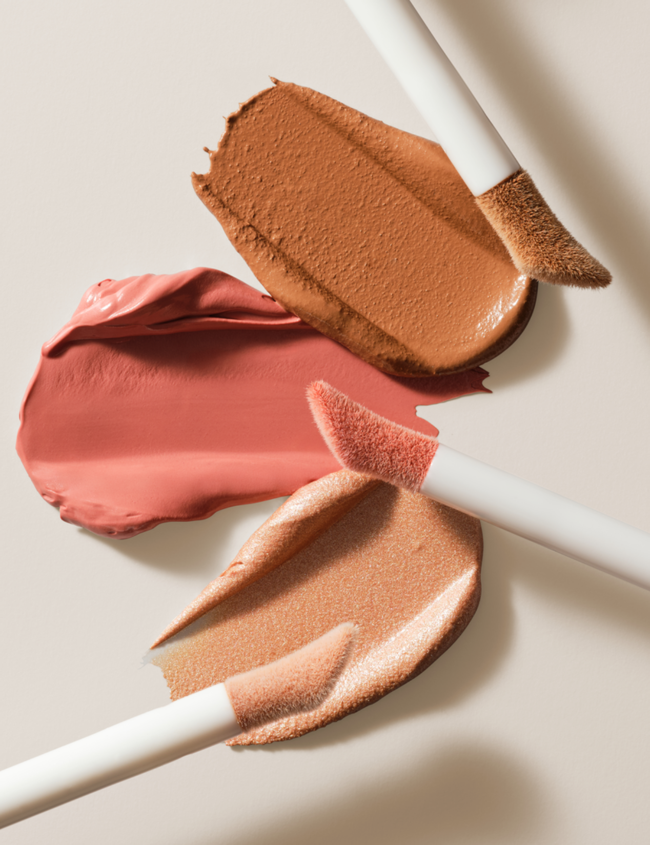 lavera Liquid Glow & Contour -Liquid Highlighter 03- during application