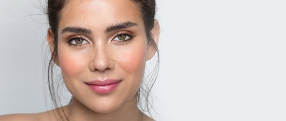 Porträt einer Frau mit natürlichem Nude-Make-up