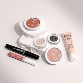Lavera Pure Radiance Make-up-Kollektion auf hellem Hintergrund