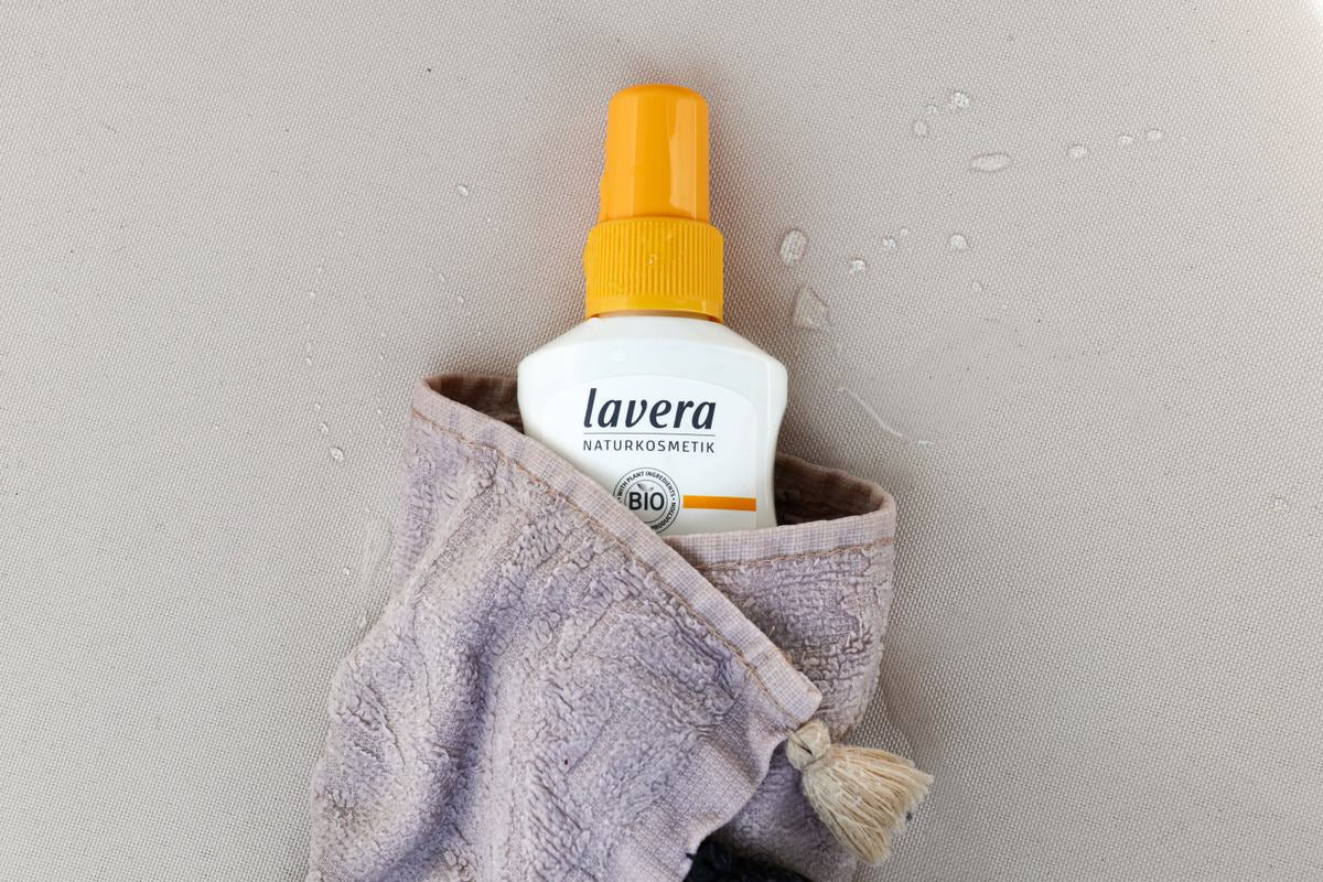 Sonnencreme-Flasche mit Hinweis zur richtigen Lagerung und Haltbarkeit.