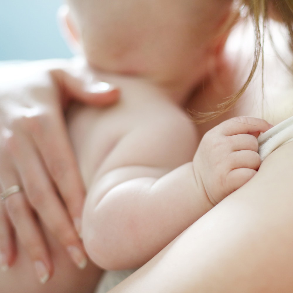 Baby auf dem Arm einer Frau