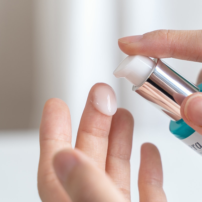 lavera Naturkosmetik hydro refresh Serum in Anwendung